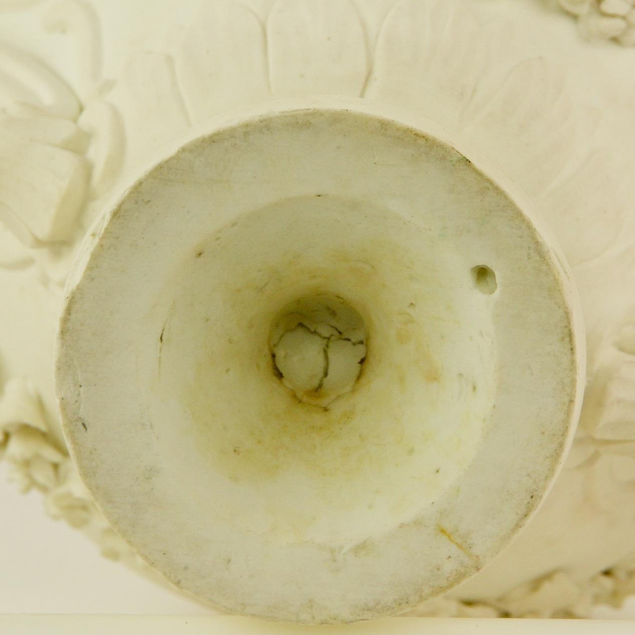 Paire de vases et de piédestaux Louis XV en porcelaine biscuitée du milieu du XVIIIe siècle en vente 10