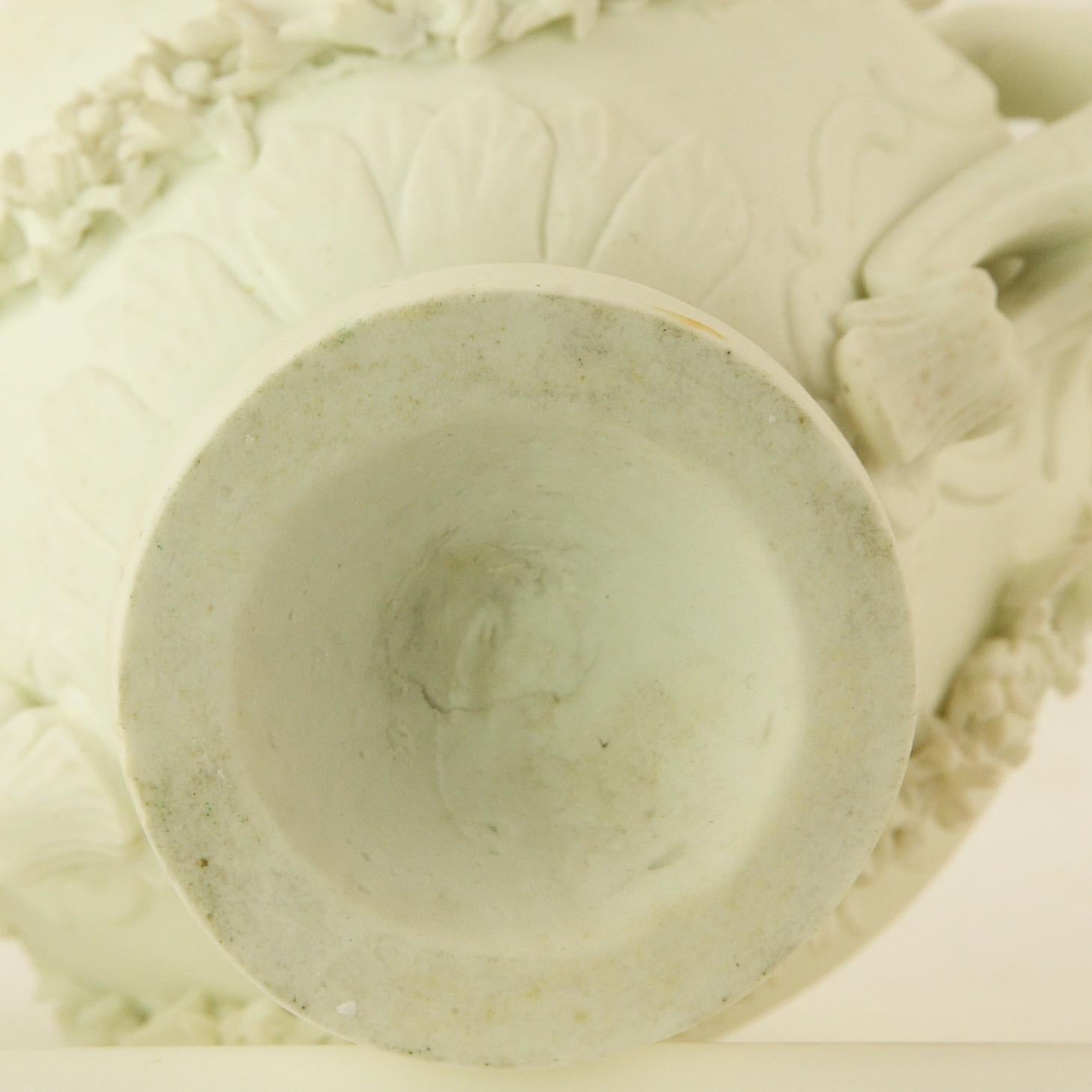 Paire de vases et de piédestaux Louis XV en porcelaine biscuitée du milieu du XVIIIe siècle en vente 11