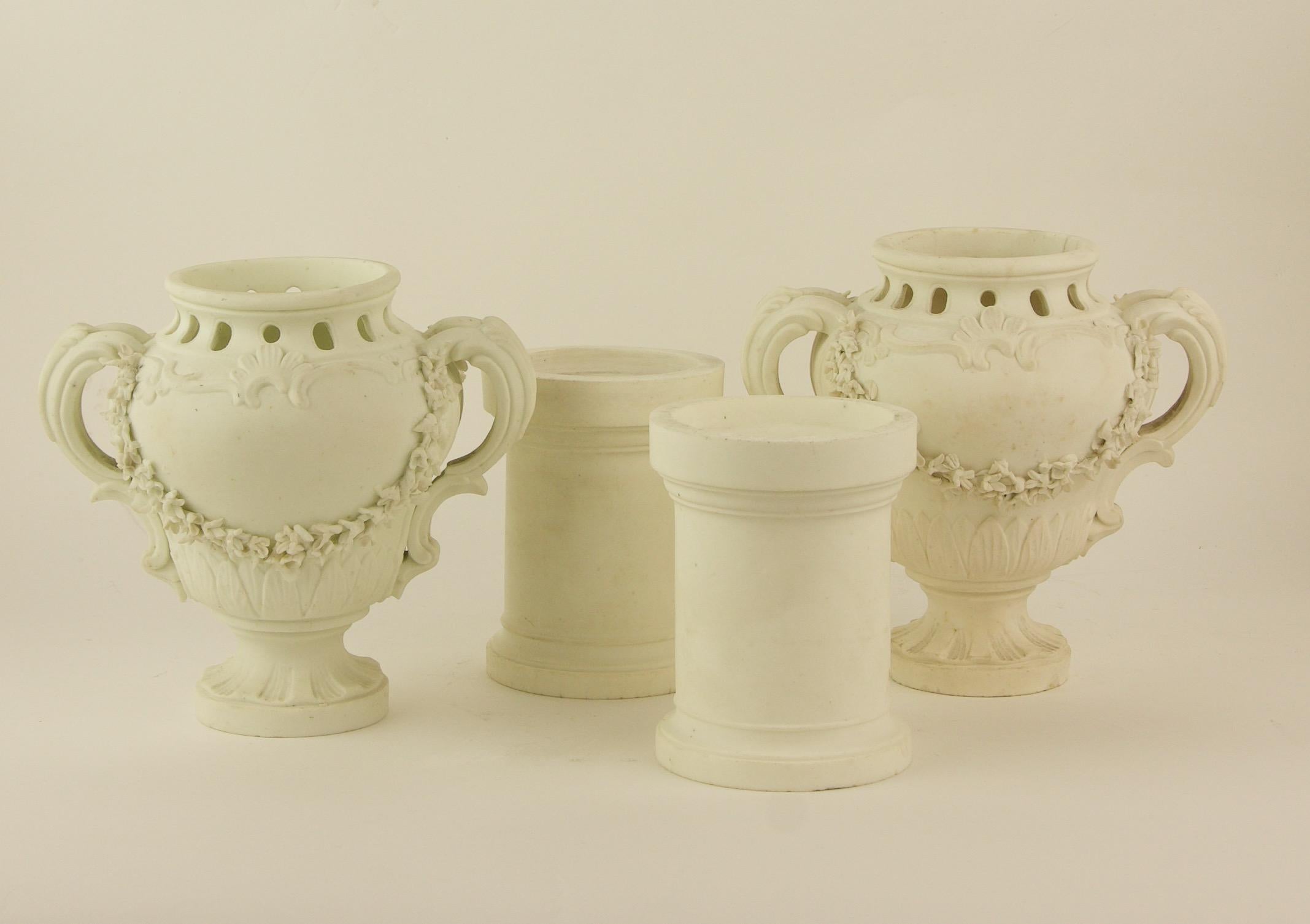 Paire de vases et piédestaux décoratifs Louis XV en biscuit de porcelaine, milieu du 18e siècle

Sur un pied rond et cannelé, un vase en forme de poire avec deux anses latérales à volute, le bord supérieur présentant un ajourage en forme de