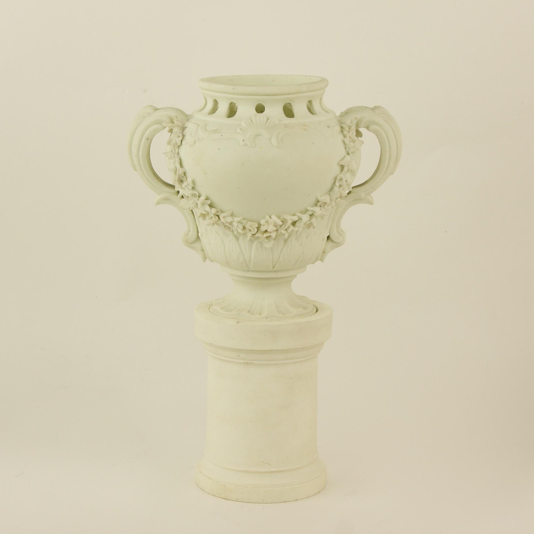 Français Paire de vases et de piédestaux Louis XV en porcelaine biscuitée du milieu du XVIIIe siècle en vente