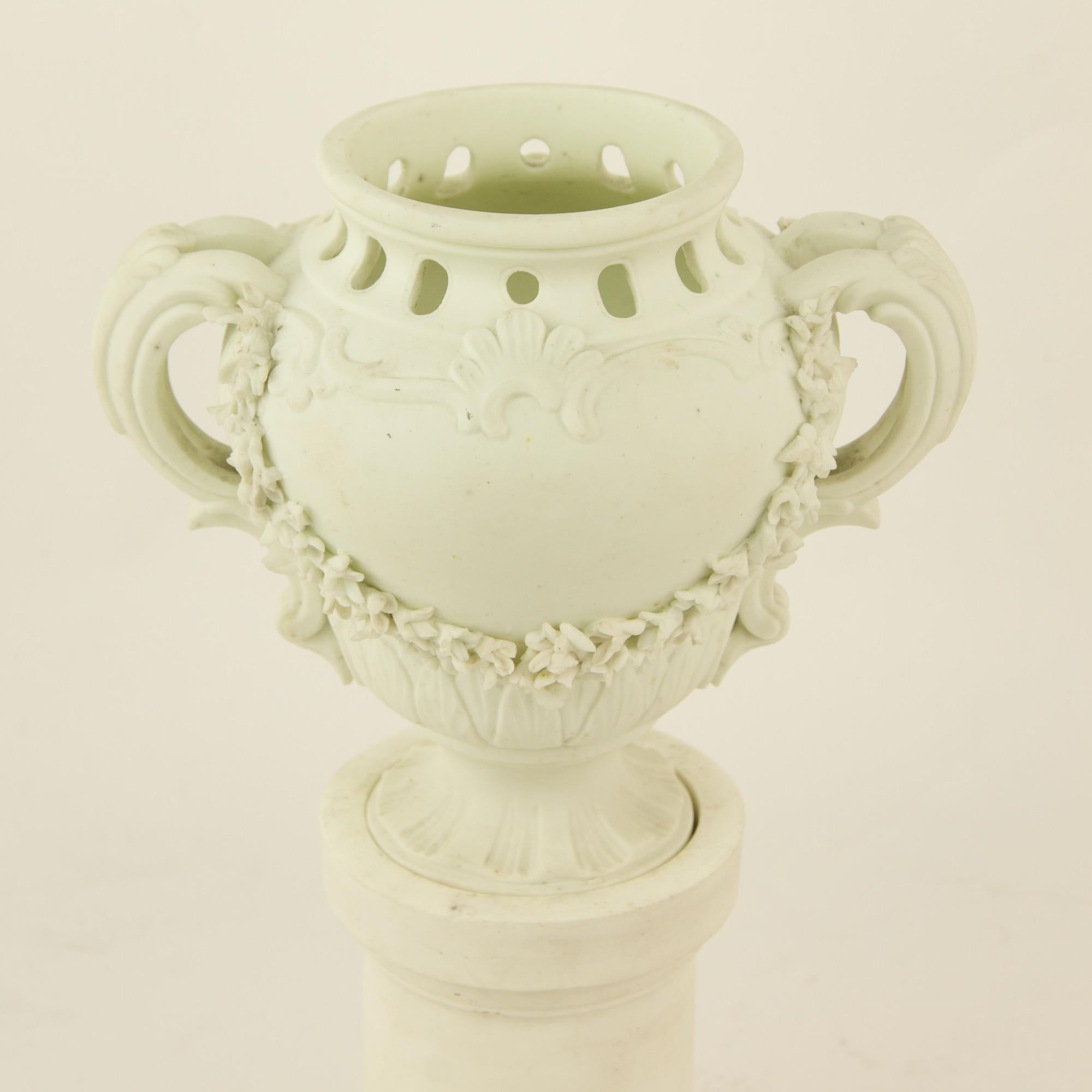 Paire de vases et de piédestaux Louis XV en porcelaine biscuitée du milieu du XVIIIe siècle Bon état - En vente à Berlin, DE