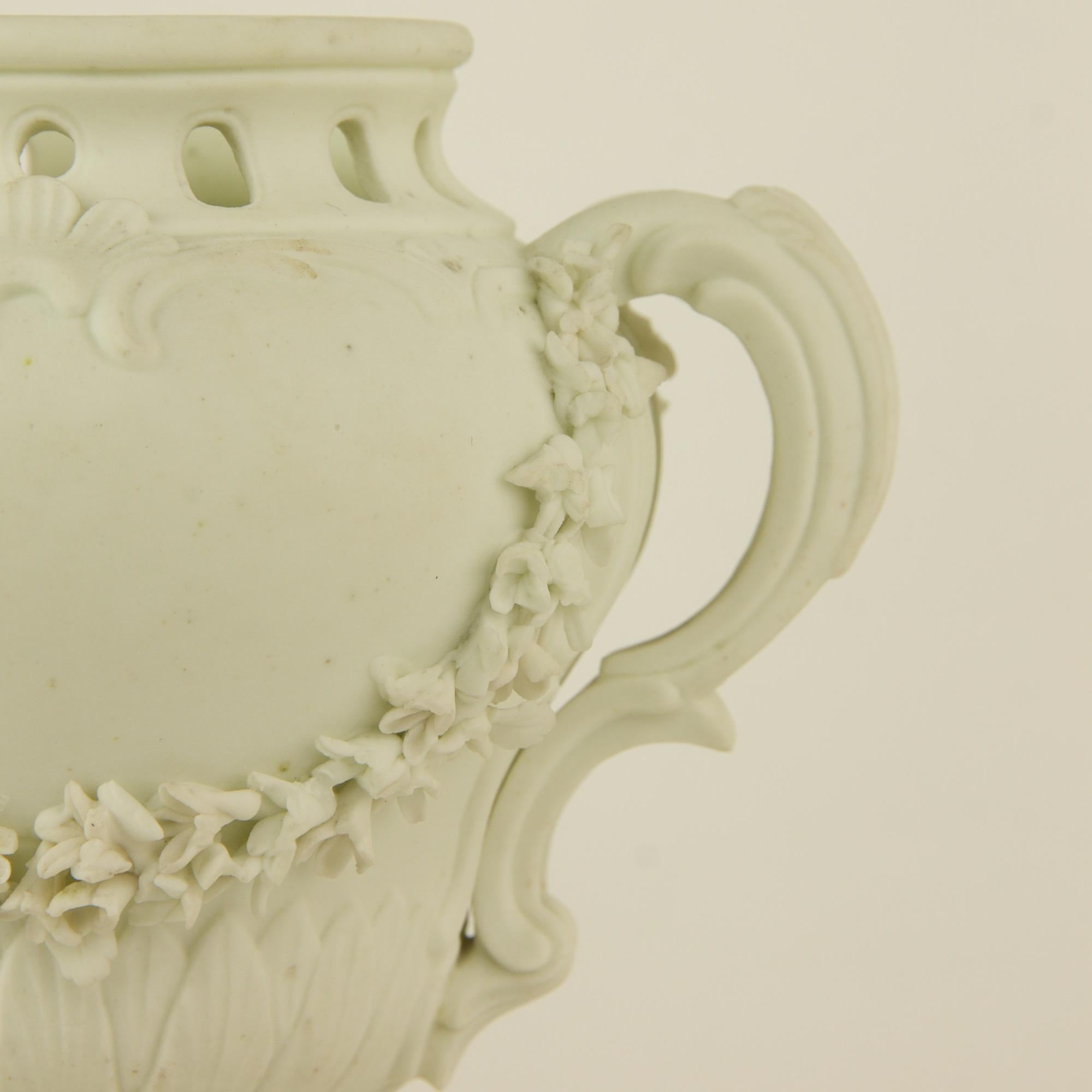 Paire de vases et de piédestaux Louis XV en porcelaine biscuitée du milieu du XVIIIe siècle en vente 1