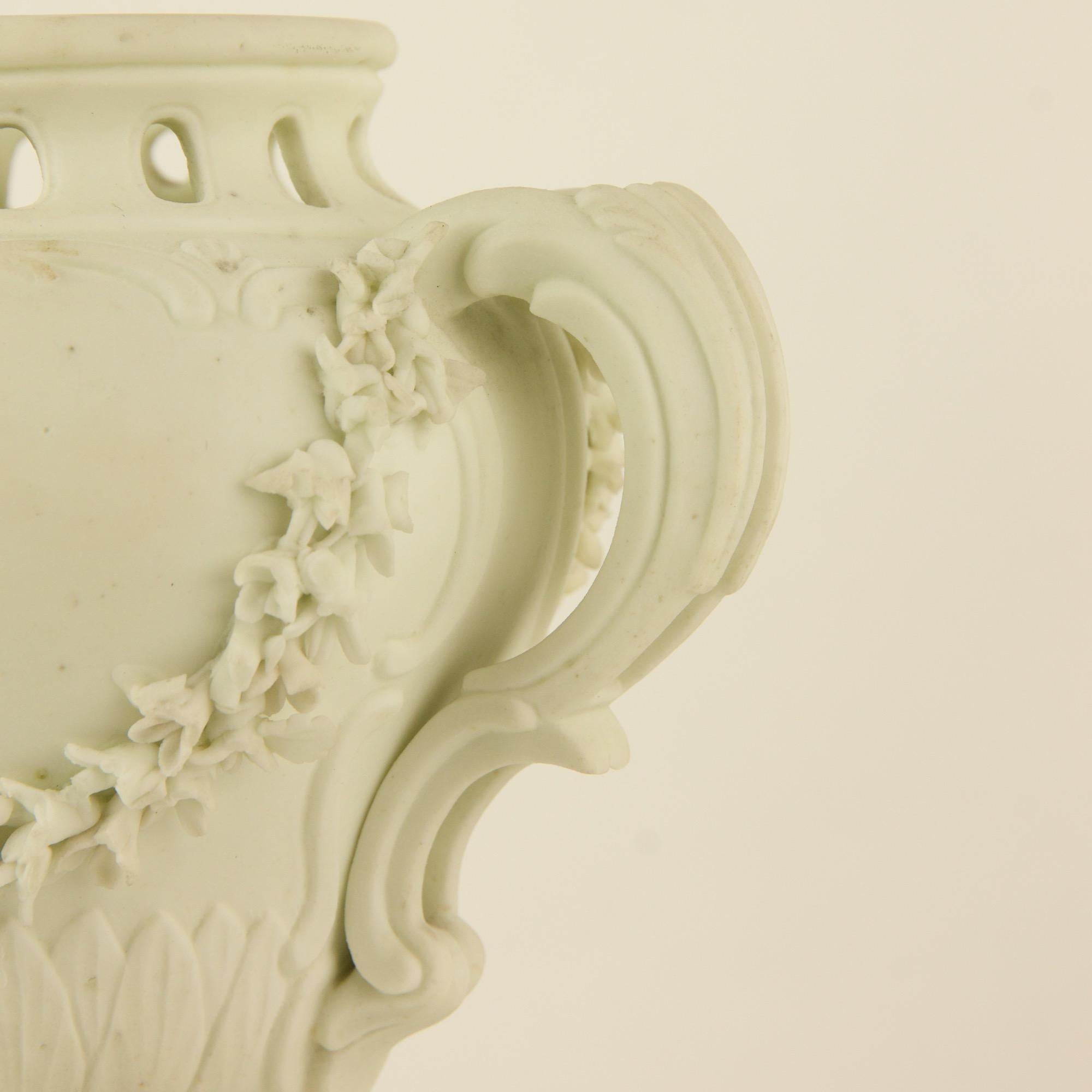 Paire de vases et de piédestaux Louis XV en porcelaine biscuitée du milieu du XVIIIe siècle en vente 2