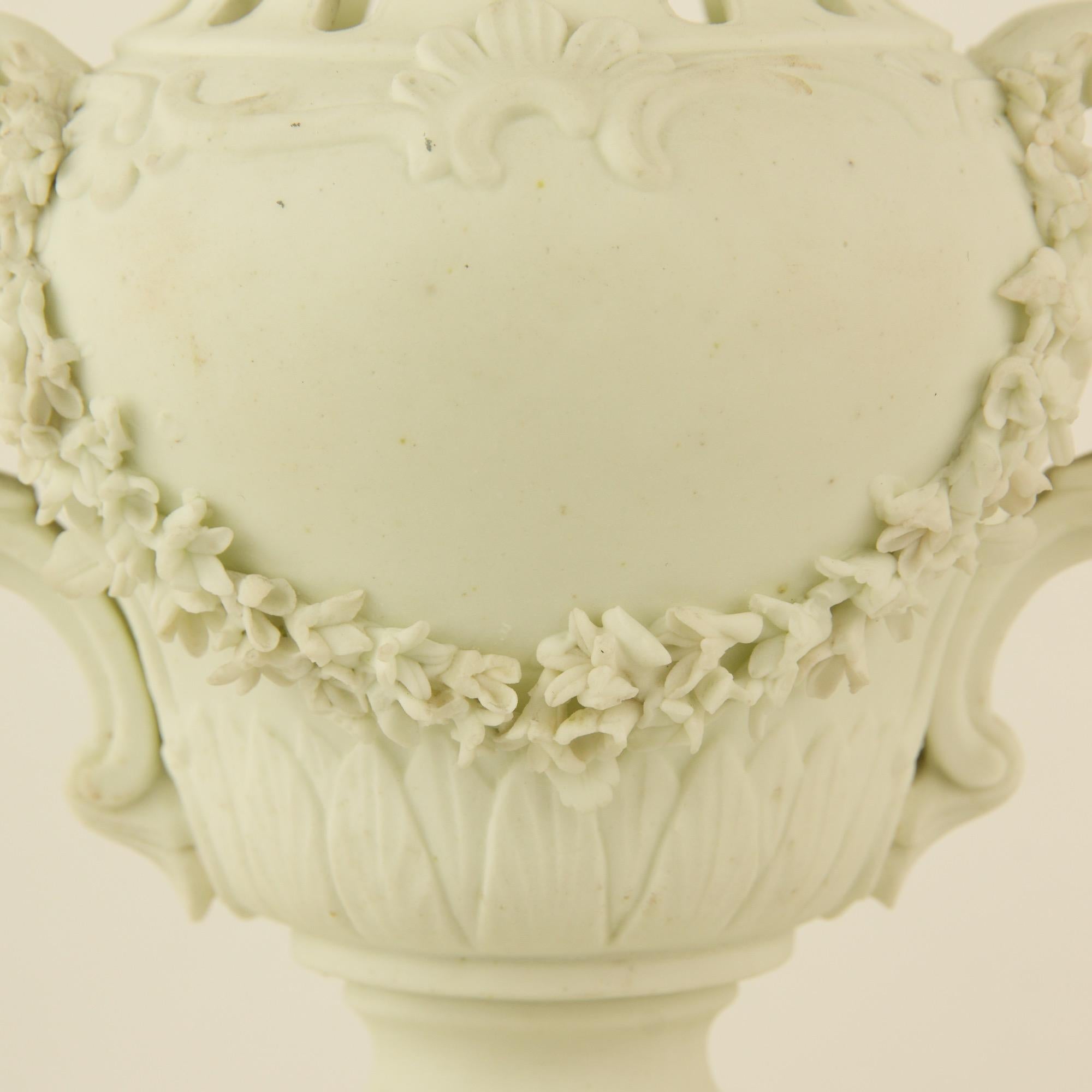 Paire de vases et de piédestaux Louis XV en porcelaine biscuitée du milieu du XVIIIe siècle en vente 3