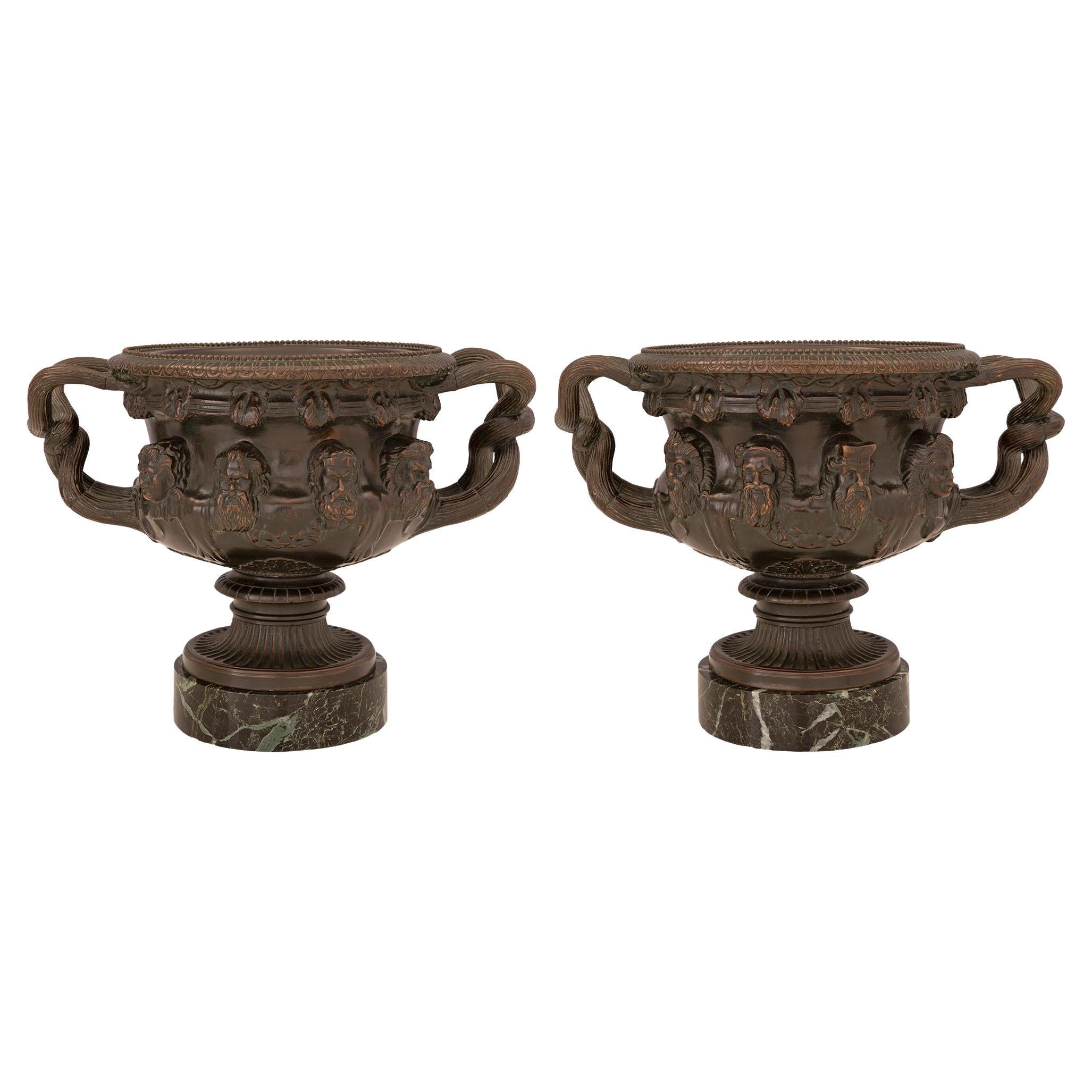 Paire de tazzas françaises du milieu du XIXe siècle en bronze et marbre signées F. Barbedienne