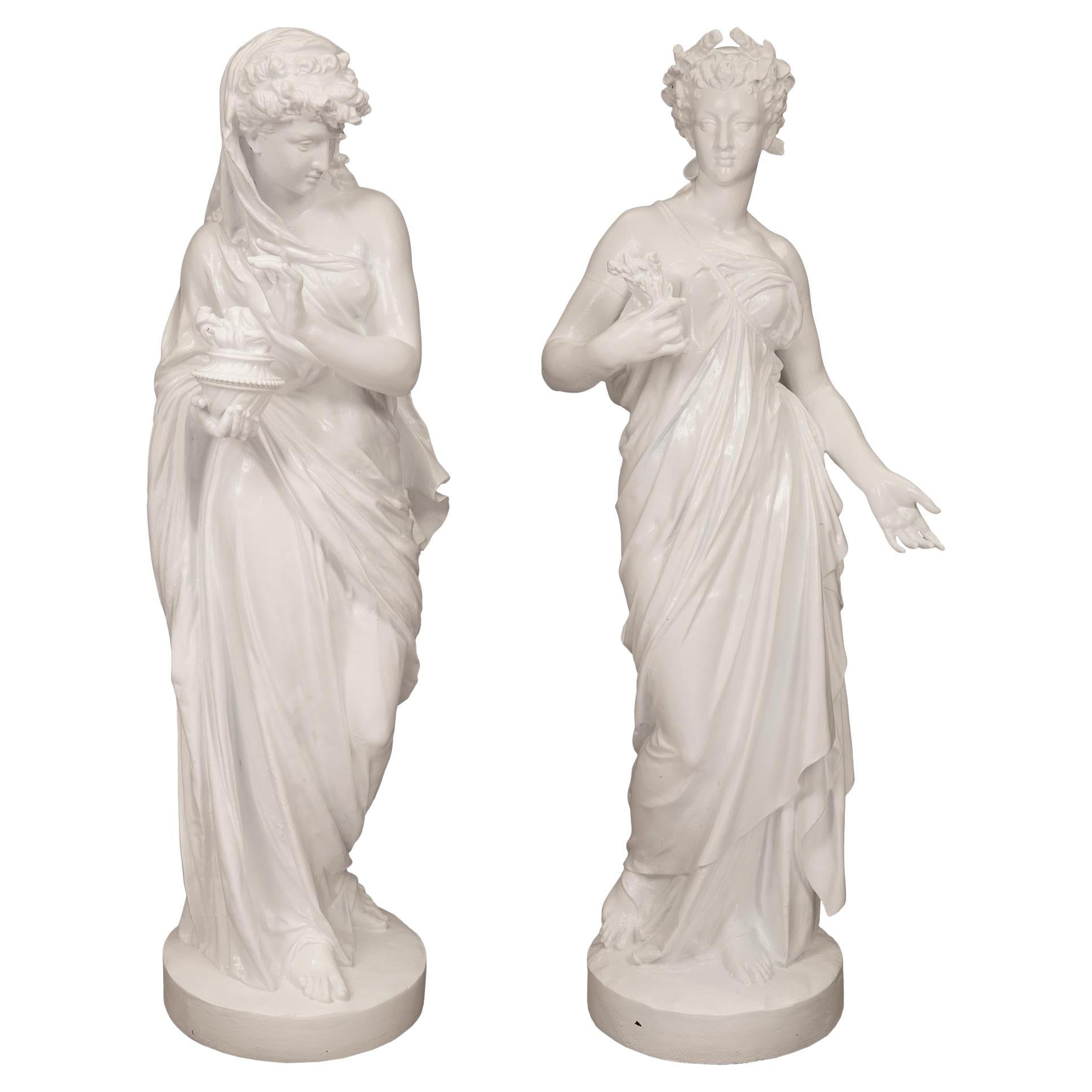 Pareja de estatuas francesas de hierro fundido de mediados del siglo XIX
