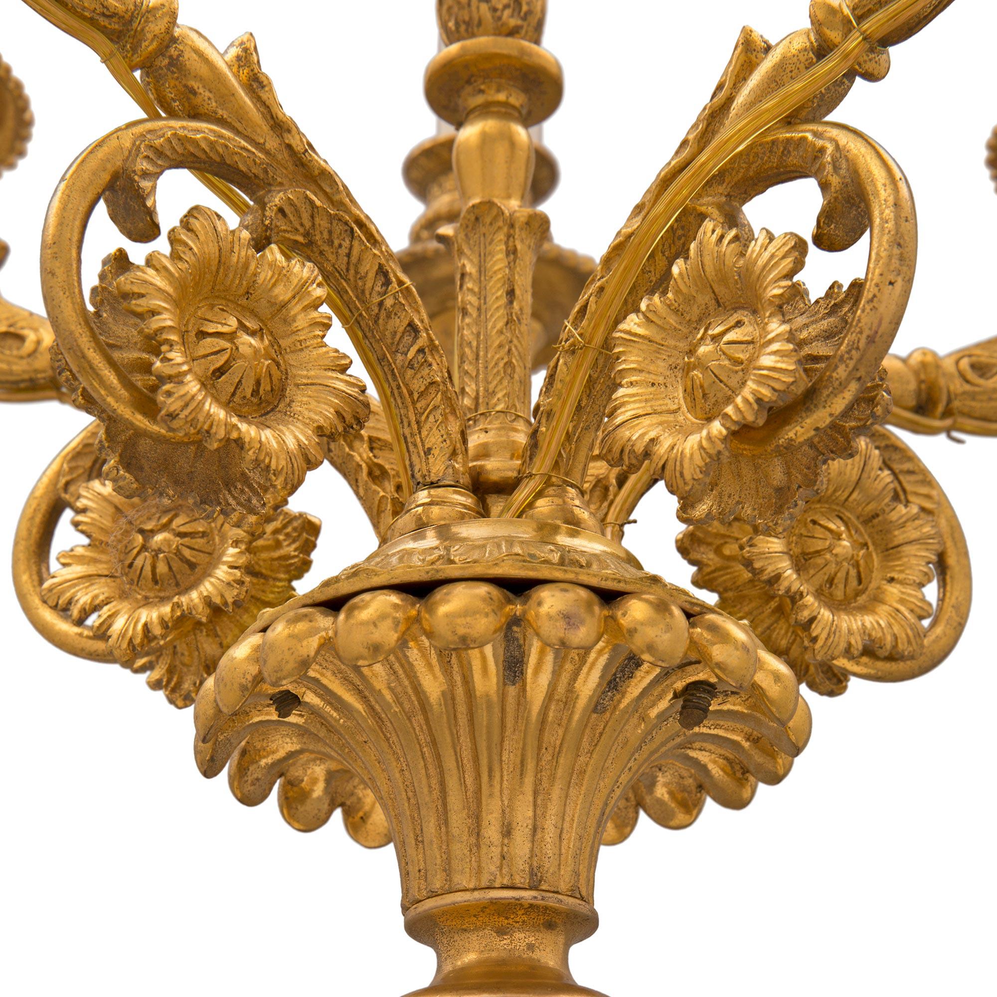 Paar französische Goldbronze-Kandelaber im Empire-Stil aus der Mitte des 19. Jahrhunderts im Zustand „Gut“ im Angebot in West Palm Beach, FL