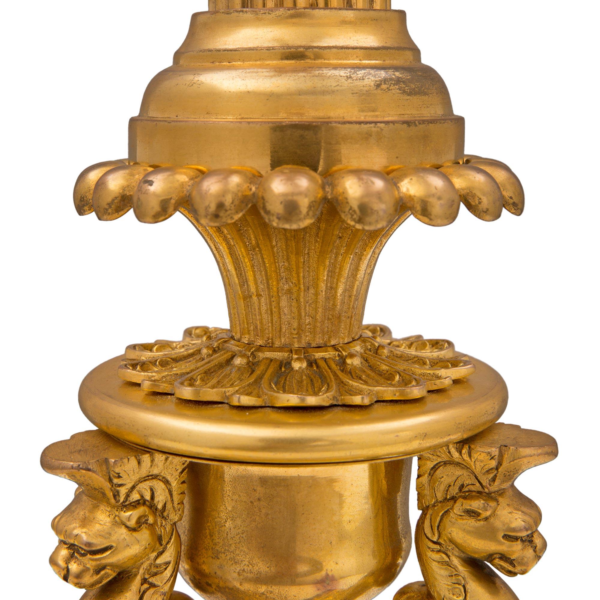 Paar französische Goldbronze-Kandelaber im Empire-Stil aus der Mitte des 19. Jahrhunderts im Angebot 1