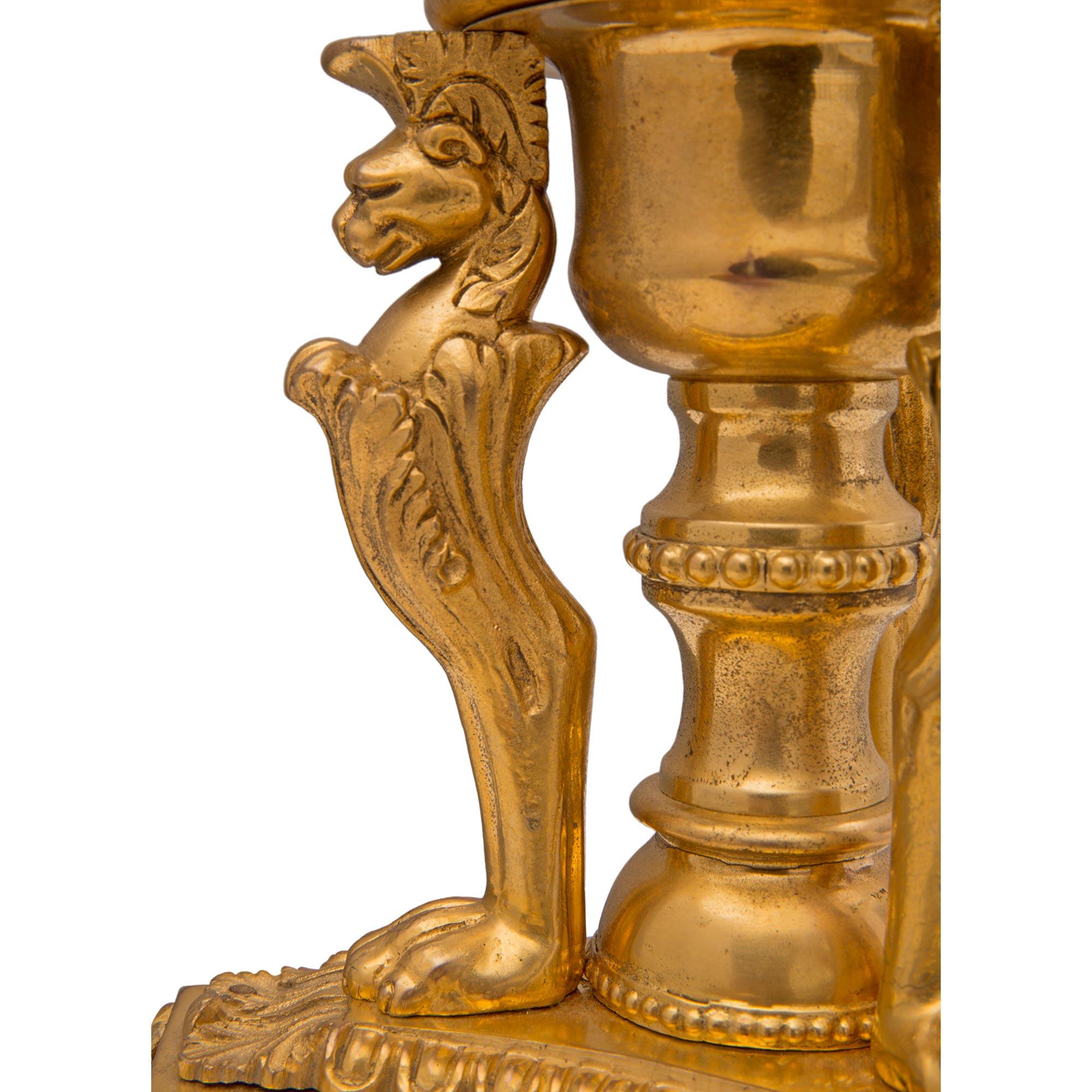Paar französische Goldbronze-Kandelaber im Empire-Stil aus der Mitte des 19. Jahrhunderts im Angebot 3