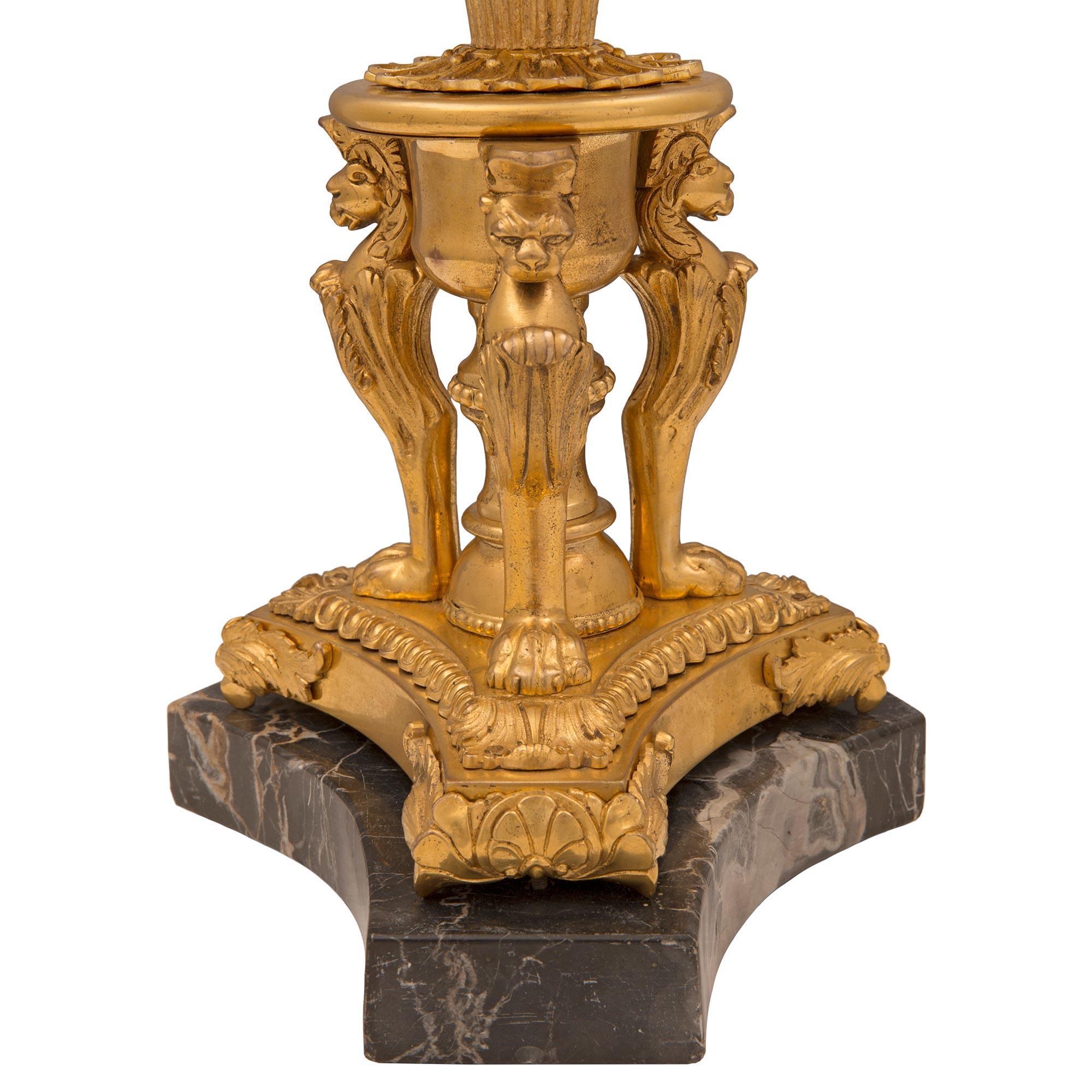 Paar französische Goldbronze-Kandelaber im Empire-Stil aus der Mitte des 19. Jahrhunderts im Angebot 4