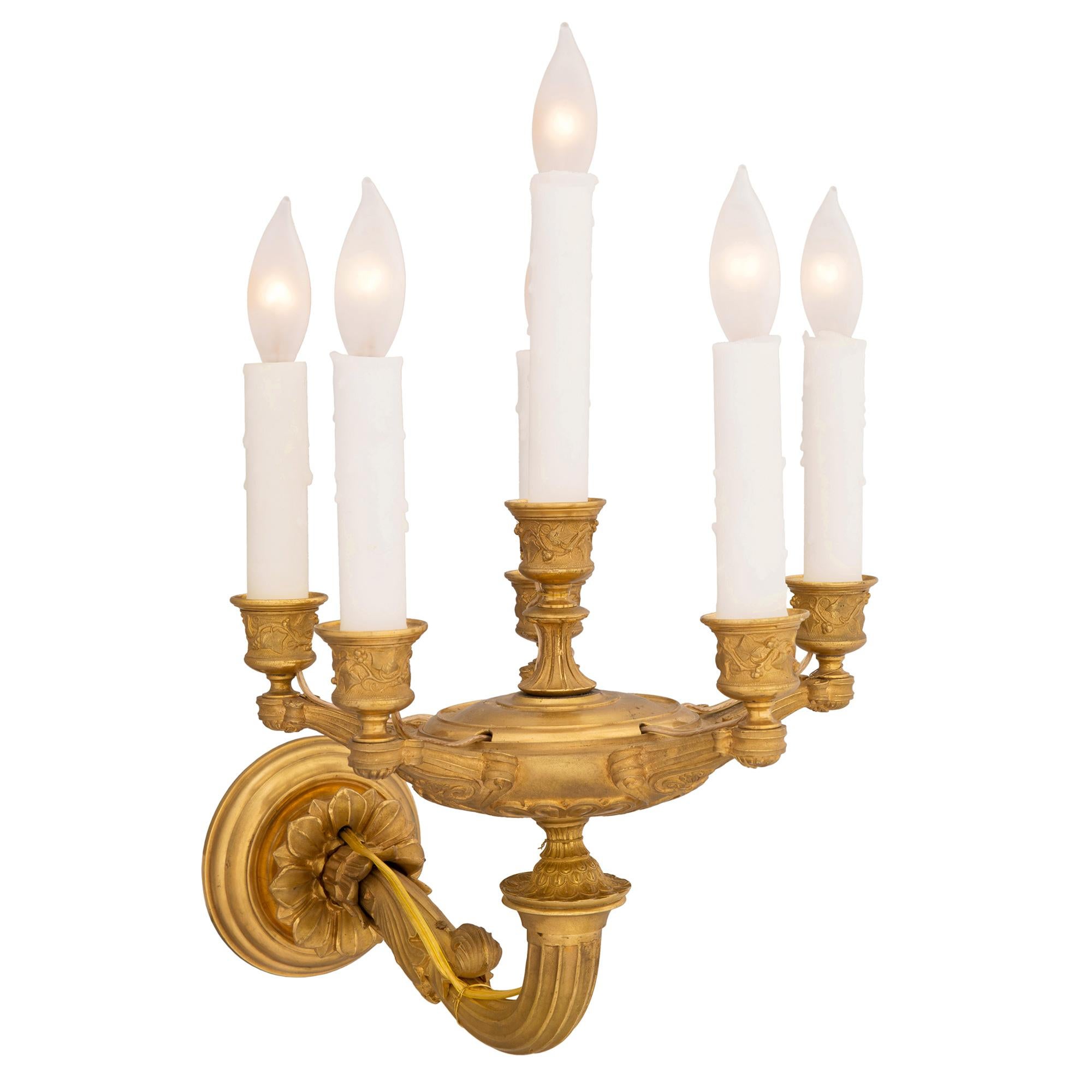 Una bella coppia di appliques francesi a sei bracci in stile Impero della metà del XIX secolo. Ogni applique presenta una piastra posteriore circolare screziata molto decorativa con affascinanti disegni floreali finemente dettagliati. I sostegni