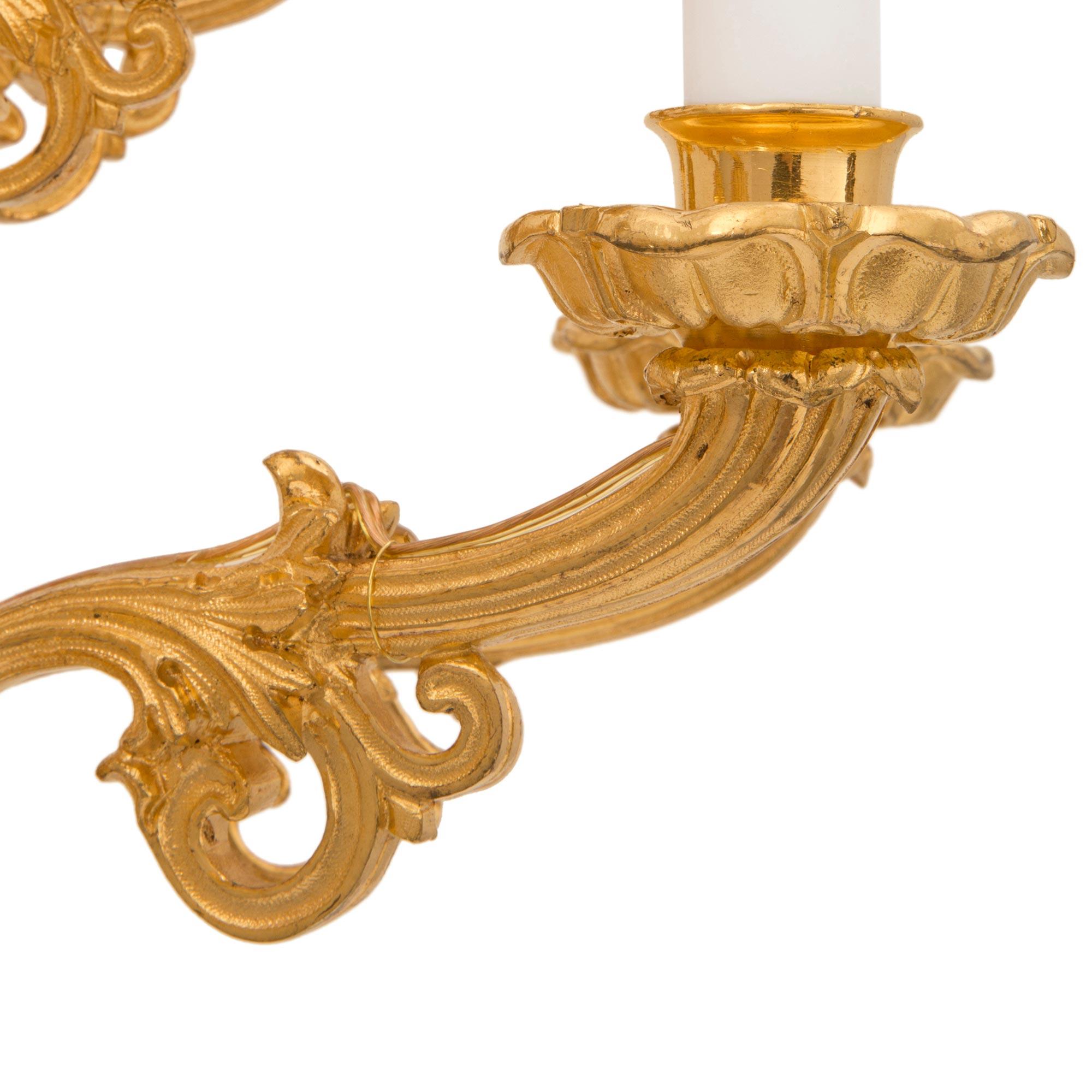 Bronze doré Paire d'appliques françaises de style Louis Philip datant du milieu du XIXe siècle en vente