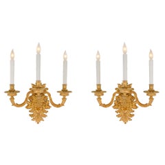 Zwei französische dreiarmige Goldbronze-Wandleuchter, Louis XIV.-Stil, Mitte des 19. Jahrhunderts