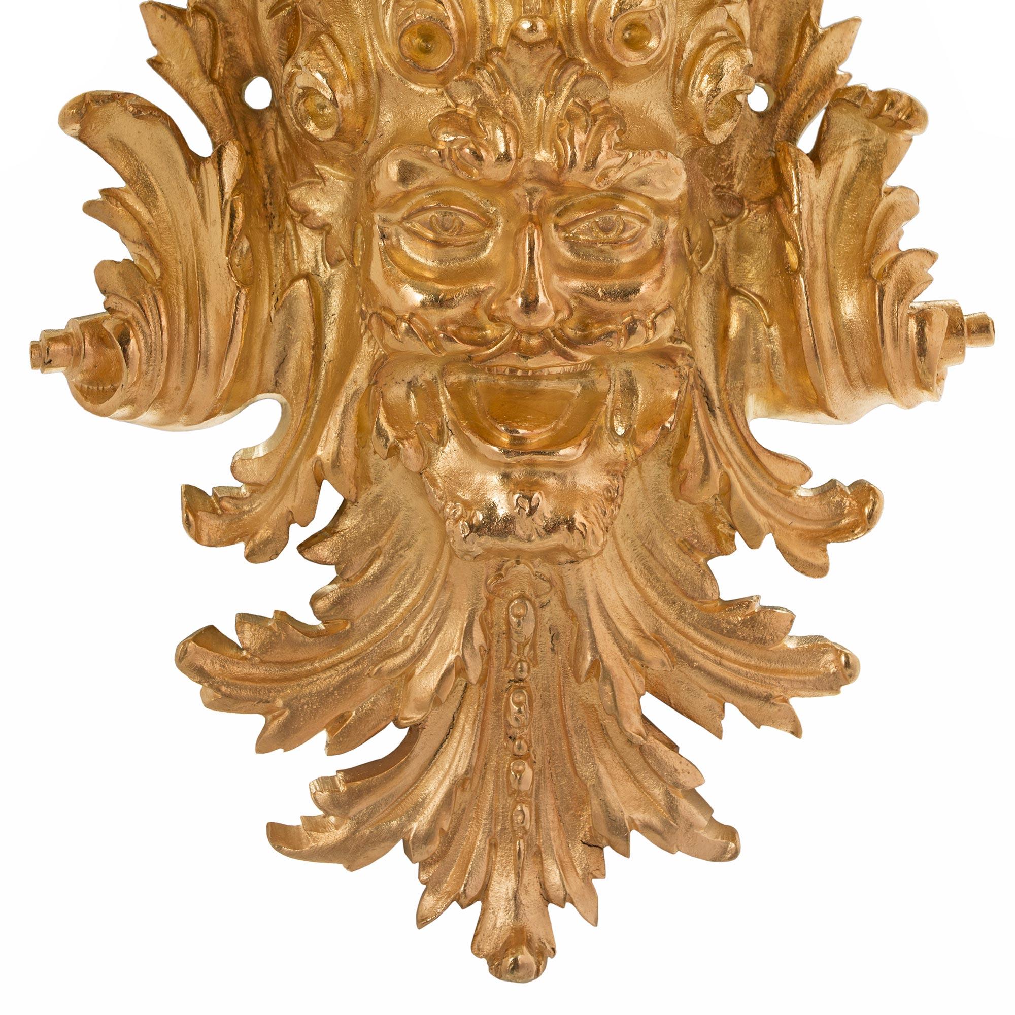 Bronze doré Paire d'appliques à trois bras en bronze doré de style Louis XIV du milieu du XIXe siècle français en vente