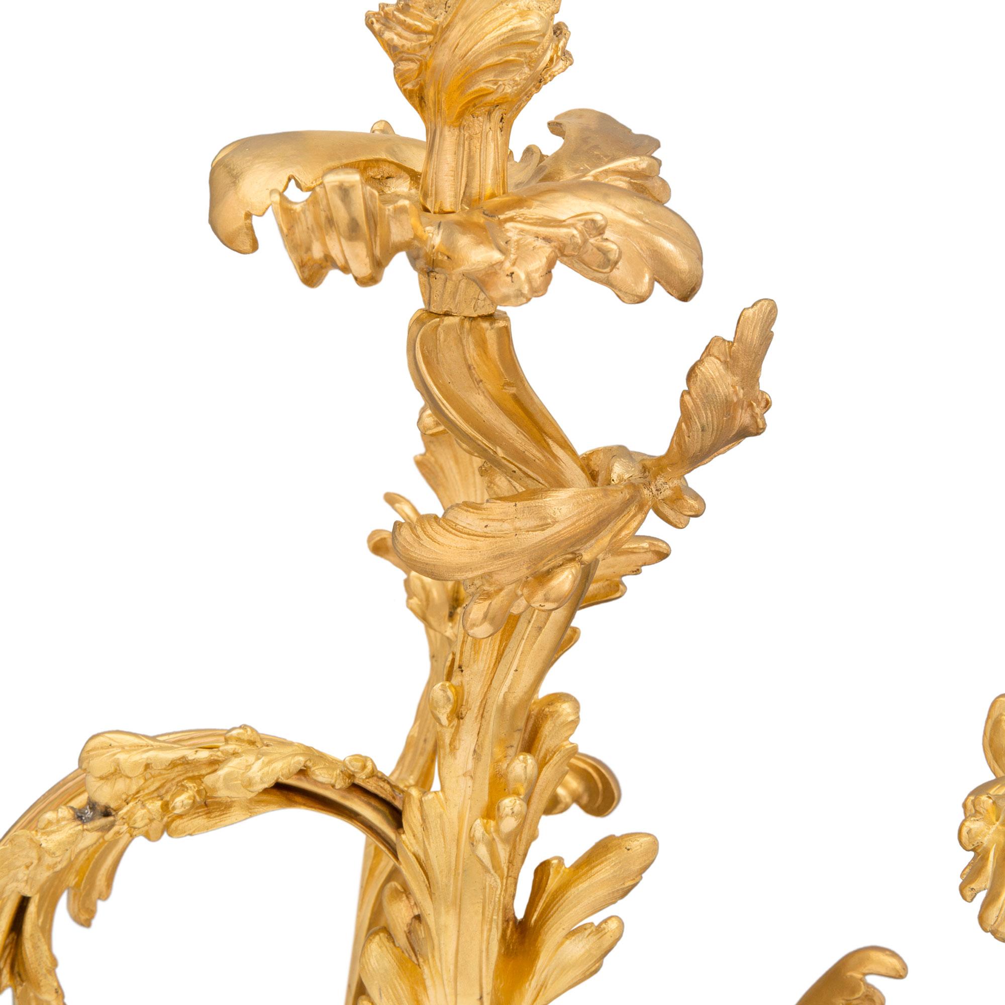 Paar französische Goldbronze-Wandleuchter im Stil Louis XV. des 19. Jahrhunderts im Angebot 1