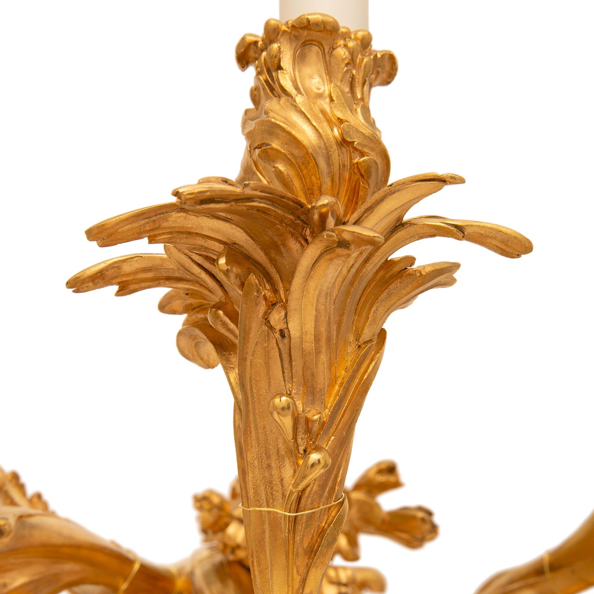 Pareja De Apliques De Ormolu Franceses De Mediados Del Siglo XIX Luis XV siglo XIX en venta