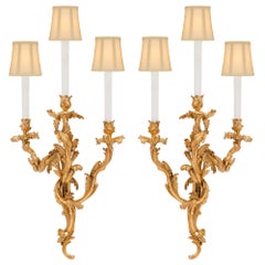 Pareja de candelabros franceses de mediados del siglo XIX con ormolu de estilo Luis XV