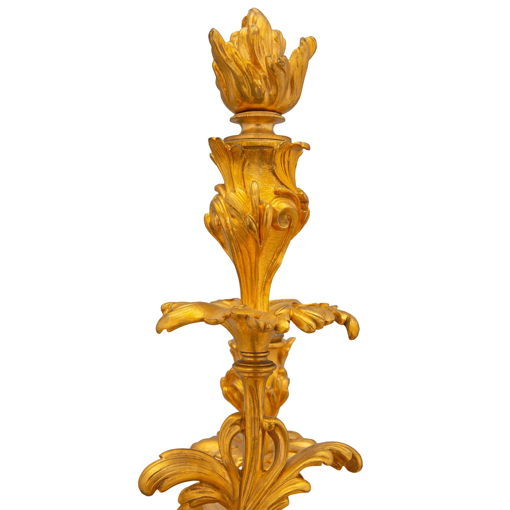 Paar französische fünfflammige Goldbronze-Kandelaber im Louis-XV-Stil aus der Mitte des 19. Jahrhunderts (Louis XV.) im Angebot