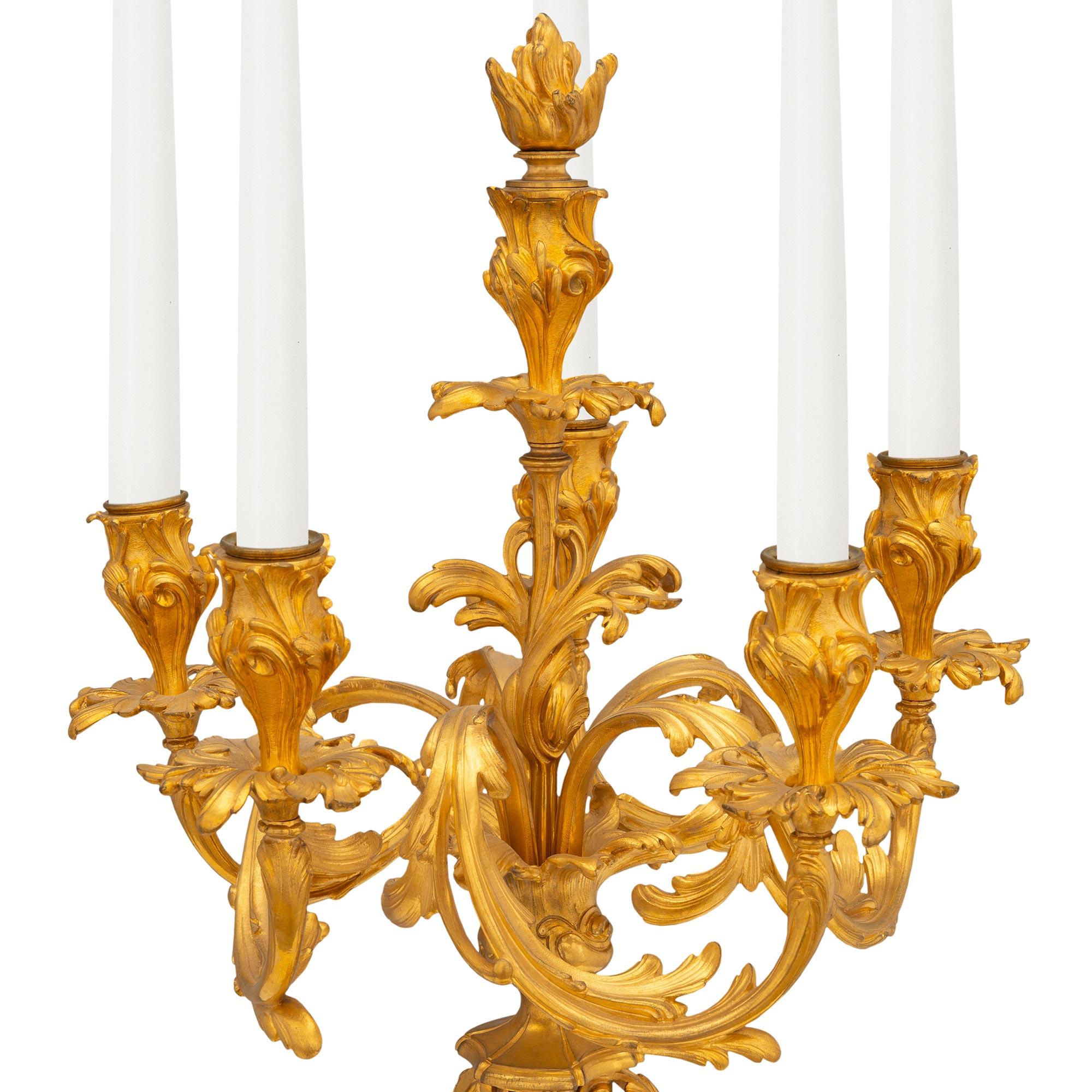 Paar französische fünfflammige Goldbronze-Kandelaber im Louis-XV-Stil aus der Mitte des 19. Jahrhunderts (Französisch) im Angebot