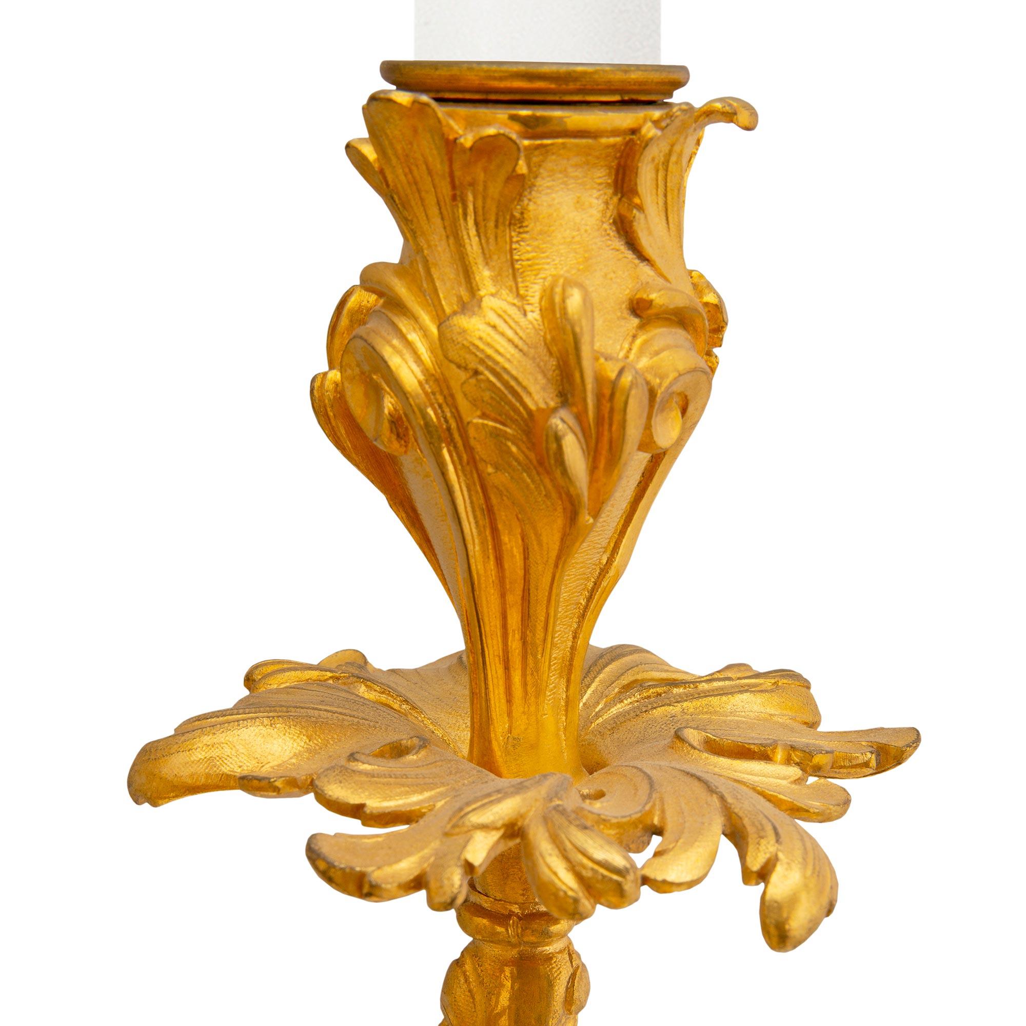 Paar französische fünfflammige Goldbronze-Kandelaber im Louis-XV-Stil aus der Mitte des 19. Jahrhunderts im Angebot 1