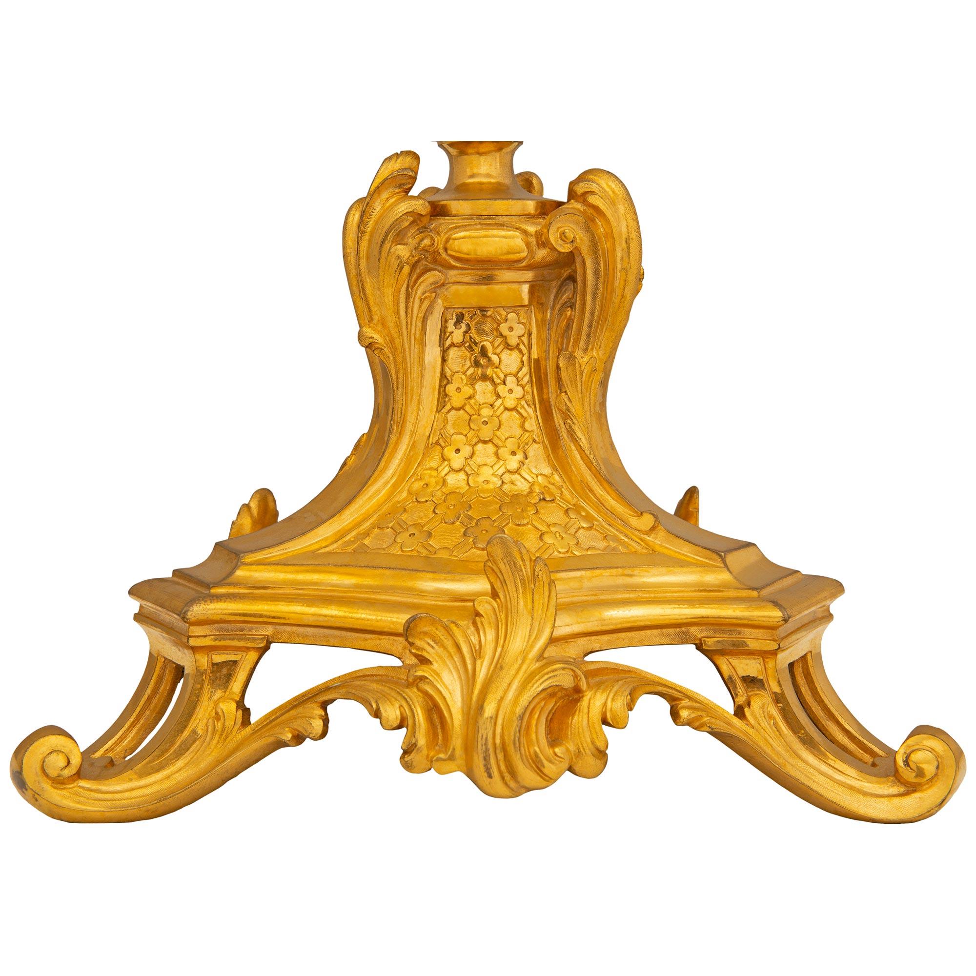 Paar französische fünfflammige Goldbronze-Kandelaber im Louis-XV-Stil aus der Mitte des 19. Jahrhunderts im Angebot 2