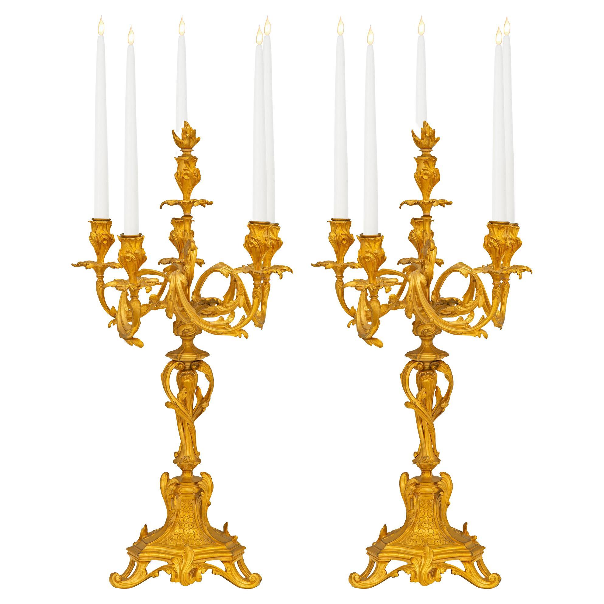 Paar französische fünfflammige Goldbronze-Kandelaber im Louis-XV-Stil aus der Mitte des 19. Jahrhunderts