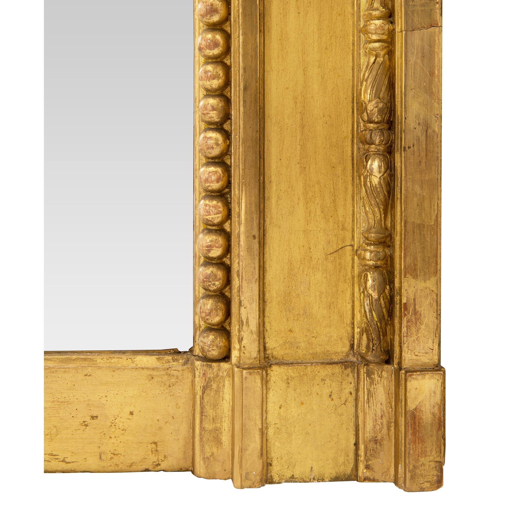 Paire de miroirs en bois doré de style Louis XVI du milieu du XIXe siècle français en vente 3