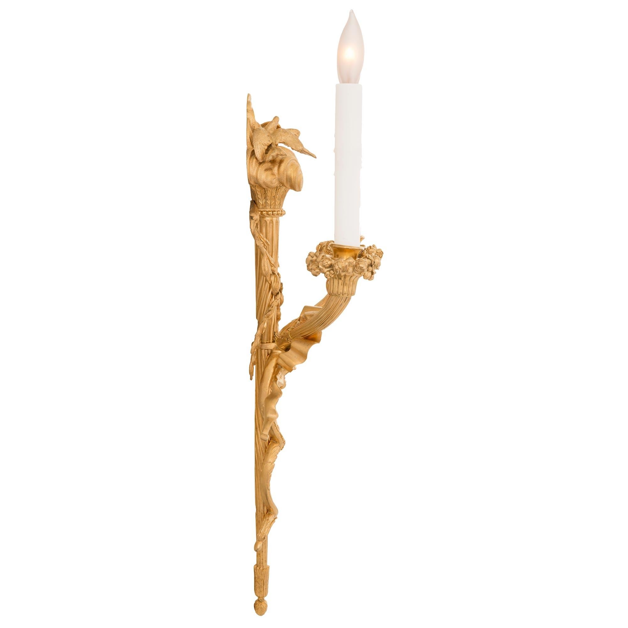 Pareja de candelabros franceses de mediados del siglo XIX con ormolu de estilo Luis XVI Francés en venta