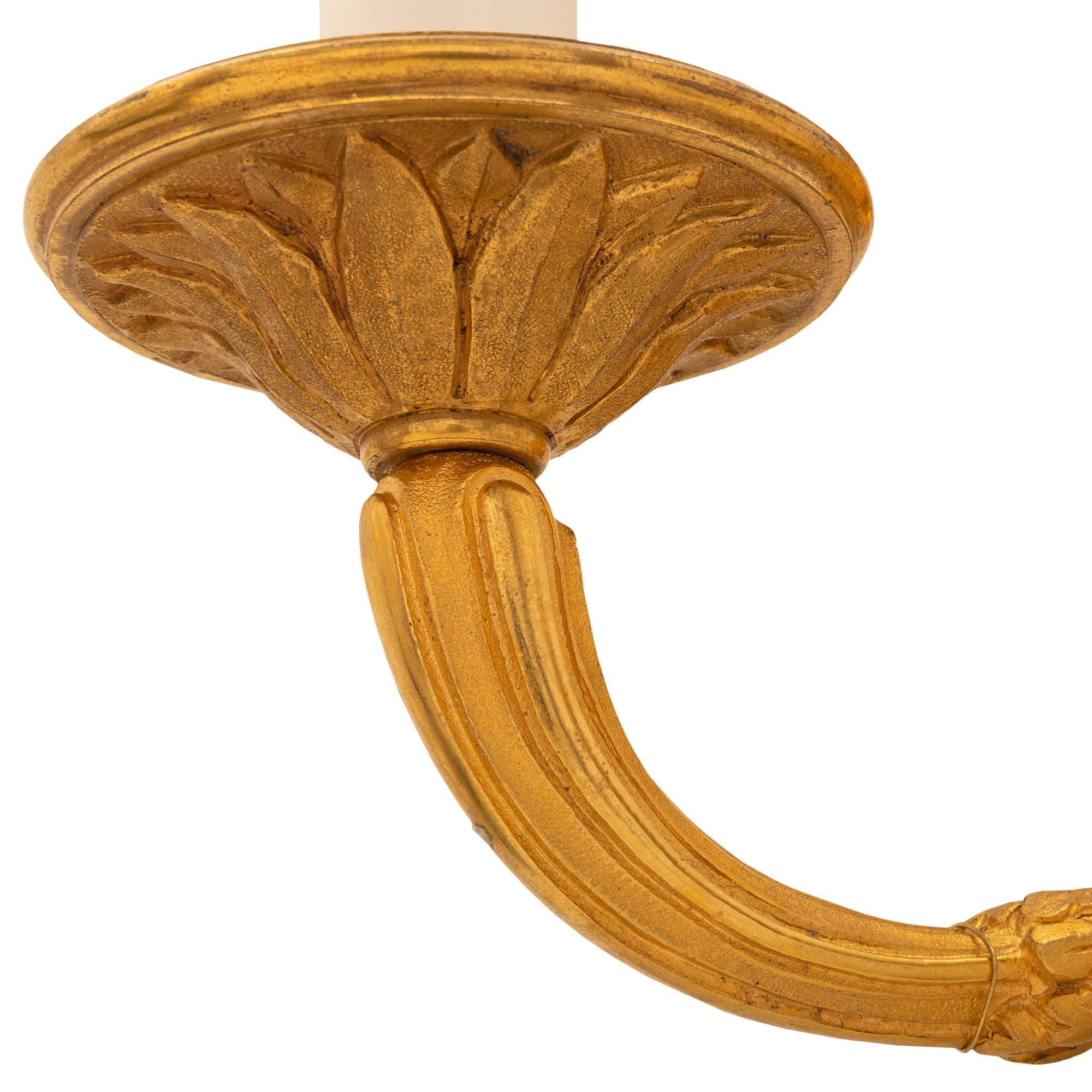 Pareja de candelabros franceses de mediados del siglo XIX con ormolu de estilo Luis XVI en venta 1