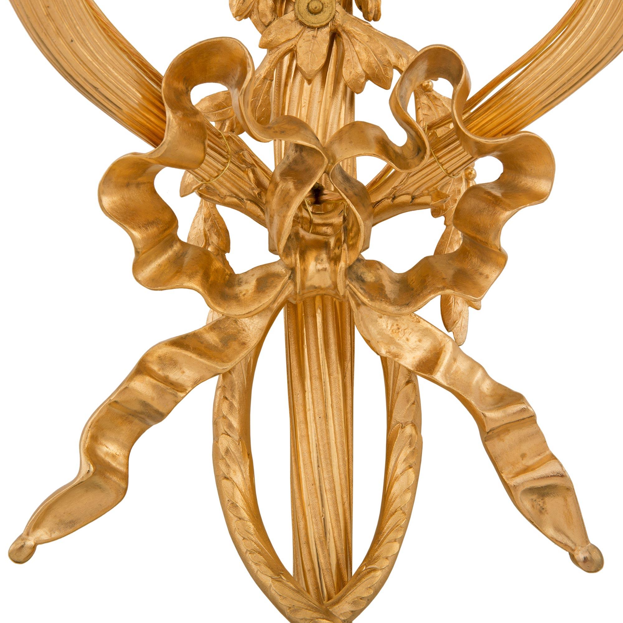 Pareja de candelabros franceses de mediados del siglo XIX con ormolu de estilo Luis XVI en venta 2