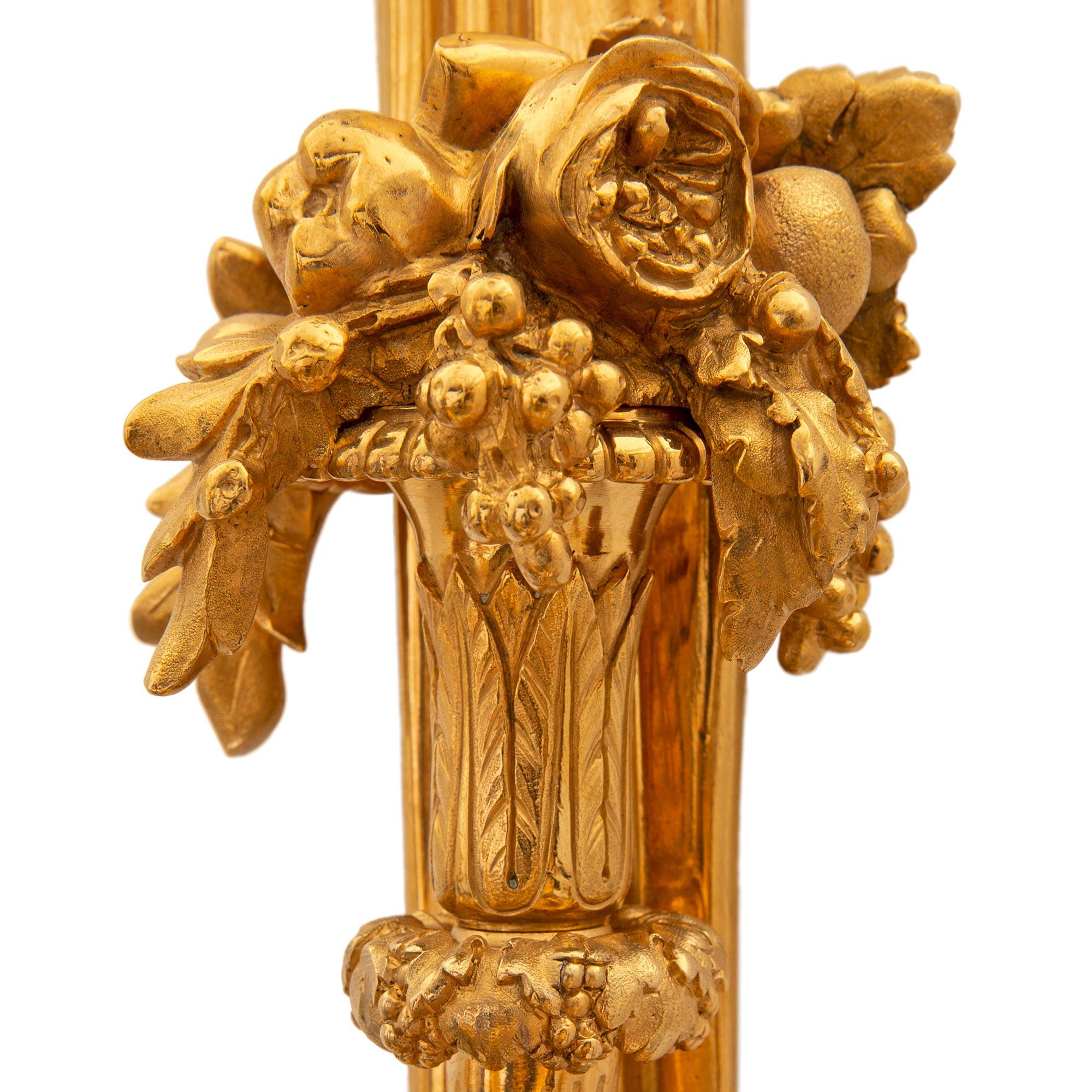 Bronze doré Paire d'appliques françaises de style Louis XVI du milieu du XIXe siècle en bronze doré en vente