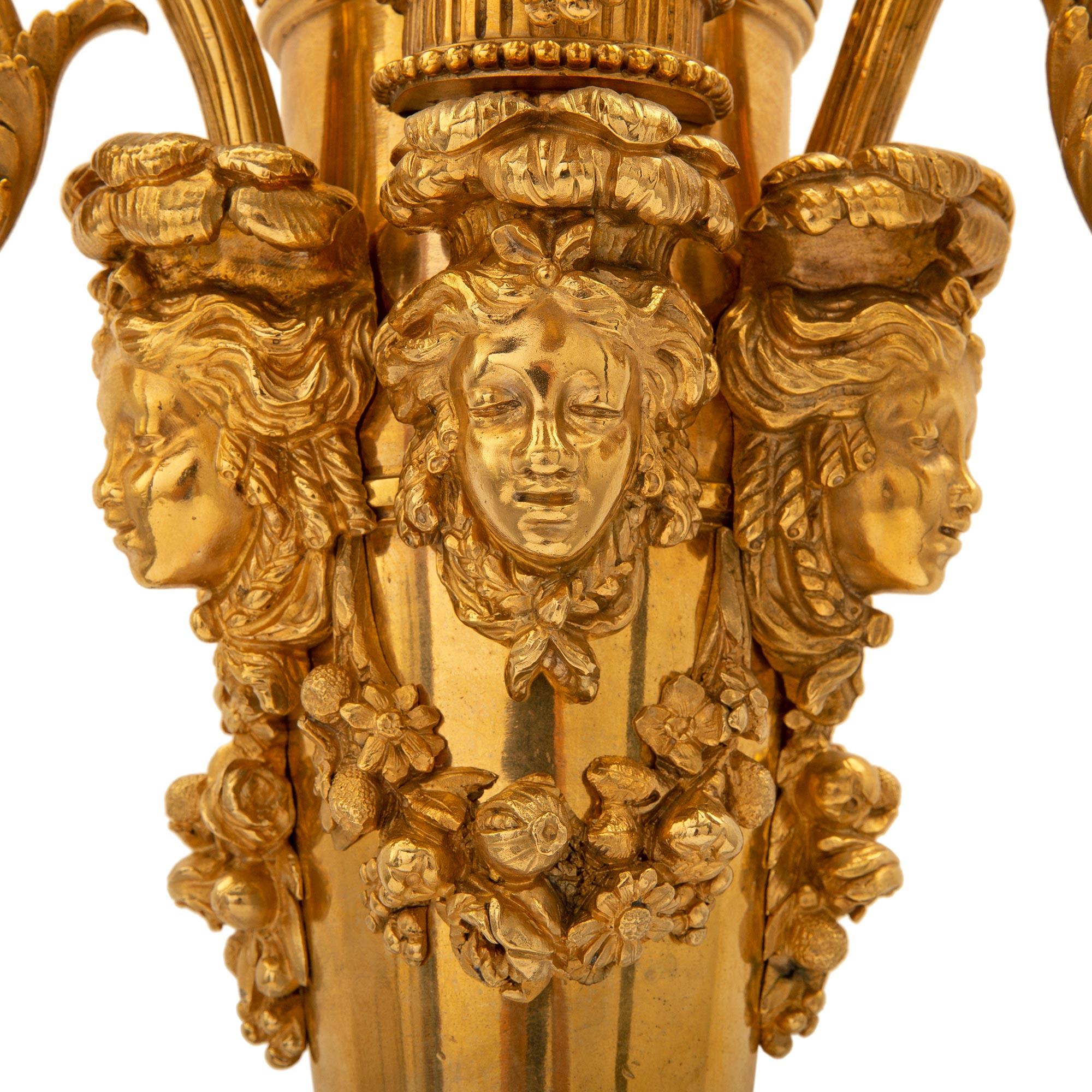 Paire d'appliques françaises de style Louis XVI du milieu du XIXe siècle en bronze doré en vente 2