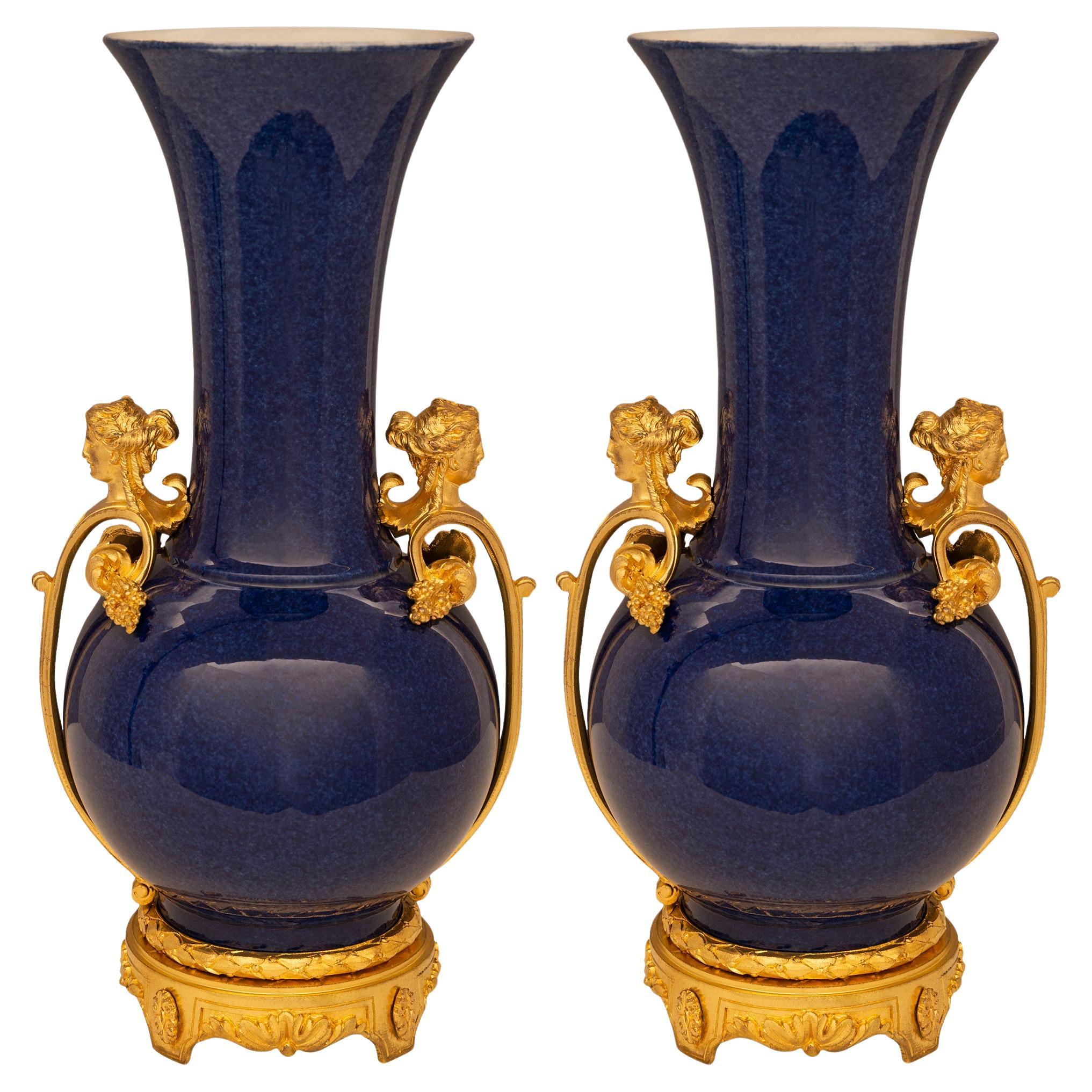 Paire de vases en porcelaine et bronze doré de style Louis XVI du milieu du 19e siècle