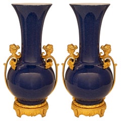 Paar französische Louis-XVI-Vasen aus Porzellan und Goldbronze aus der Mitte des 19. Jahrhunderts