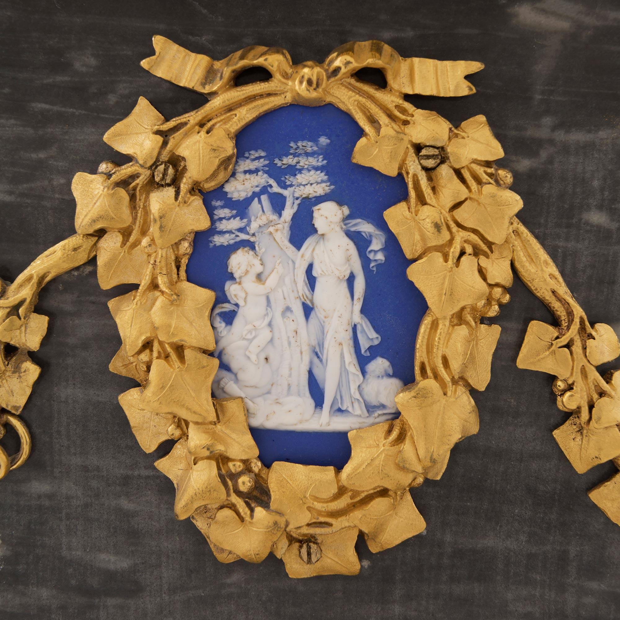 Coppia di statue decorative francesi della metà del XIX secolo in stile Luigi XVI in vendita 5
