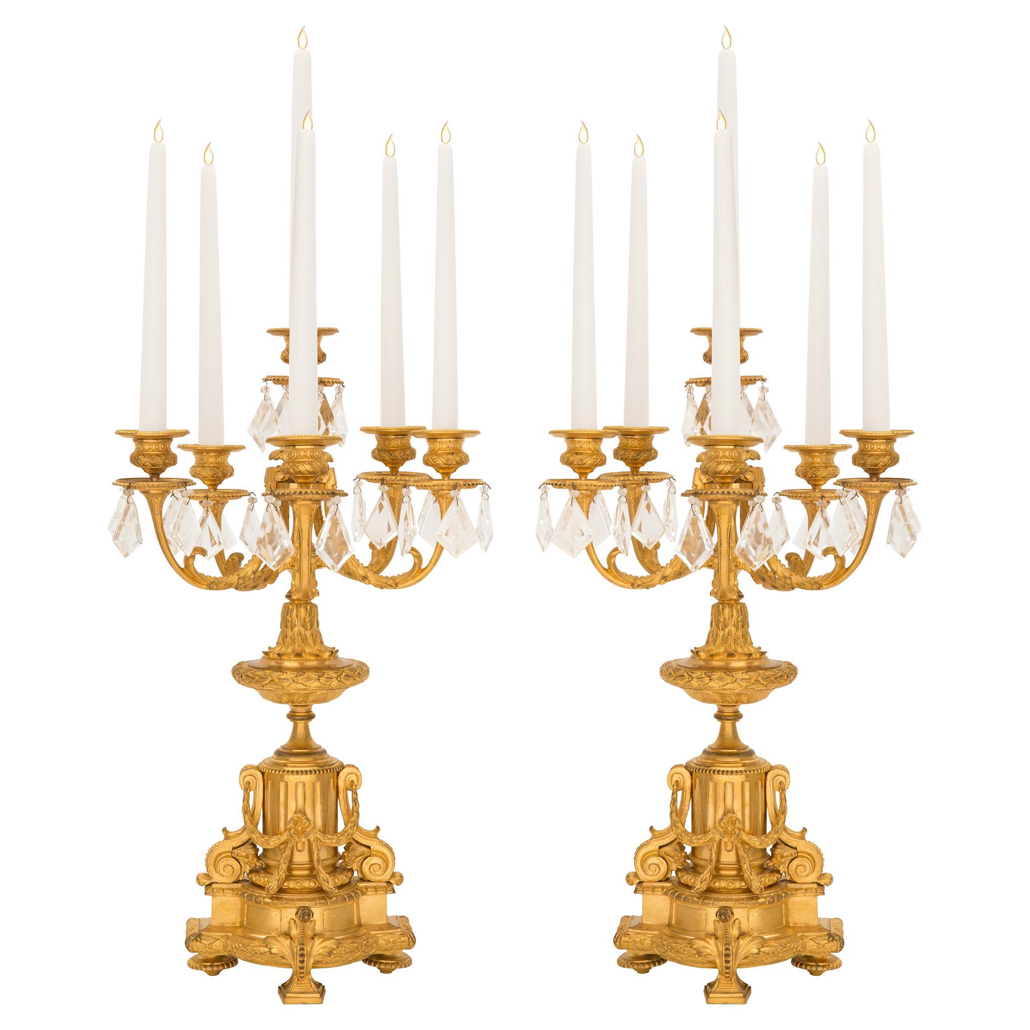 Paire de candélabres à cinq bras de style Louis XVI français du milieu du XIXe siècle
