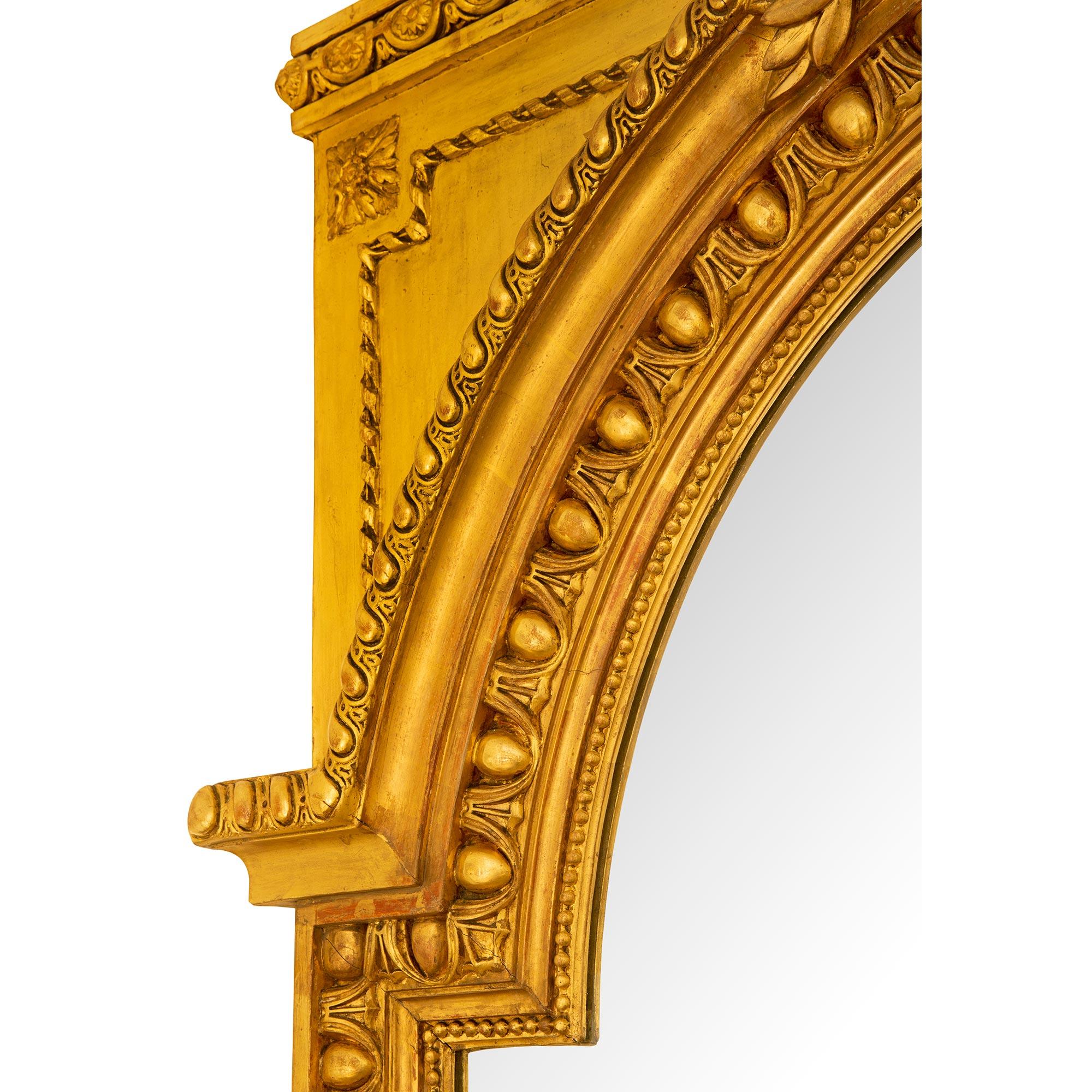 Paire de miroirs français en bois doré de style Louis XVI du milieu du XIXe siècle en vente 1