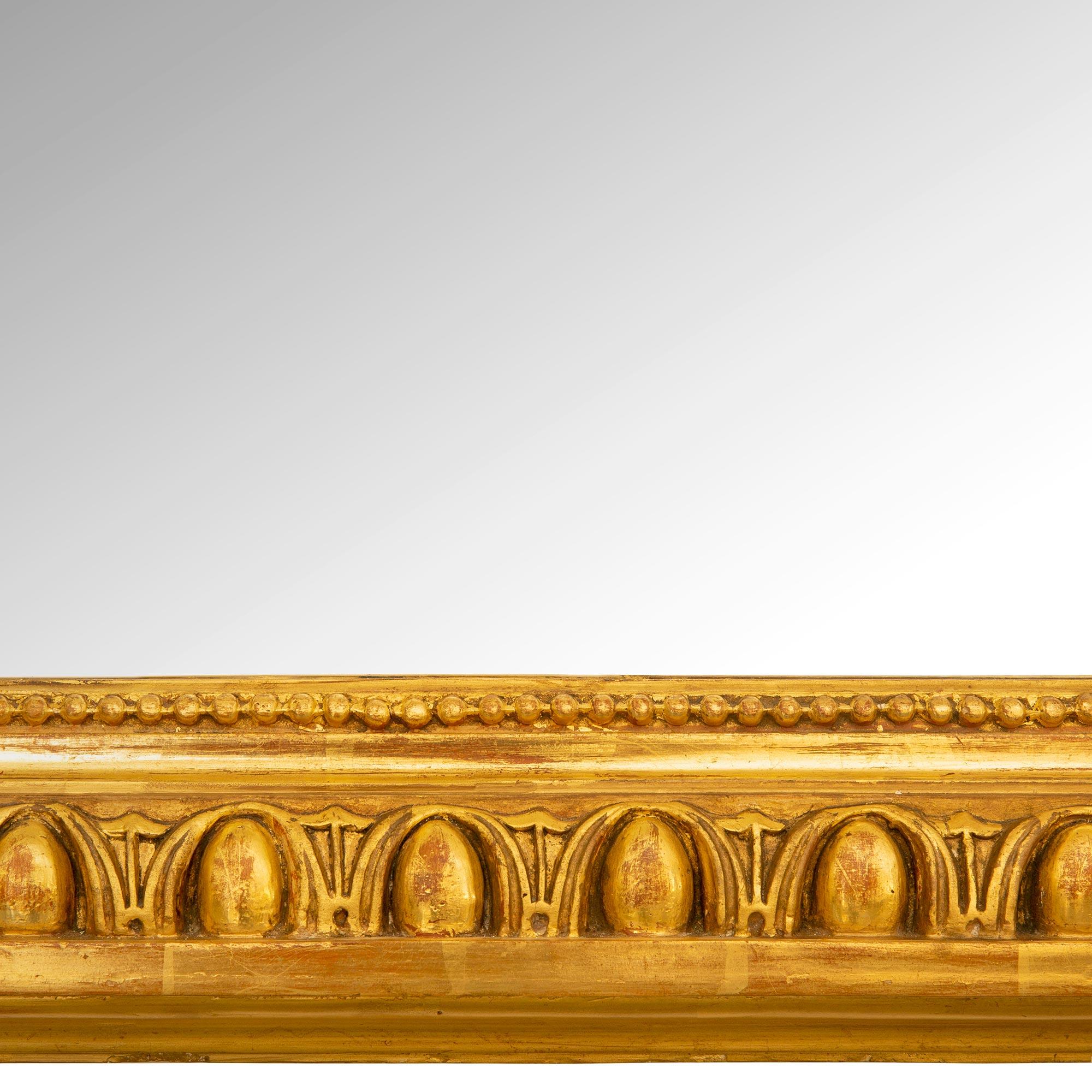 Paire de miroirs français en bois doré de style Louis XVI du milieu du XIXe siècle en vente 3