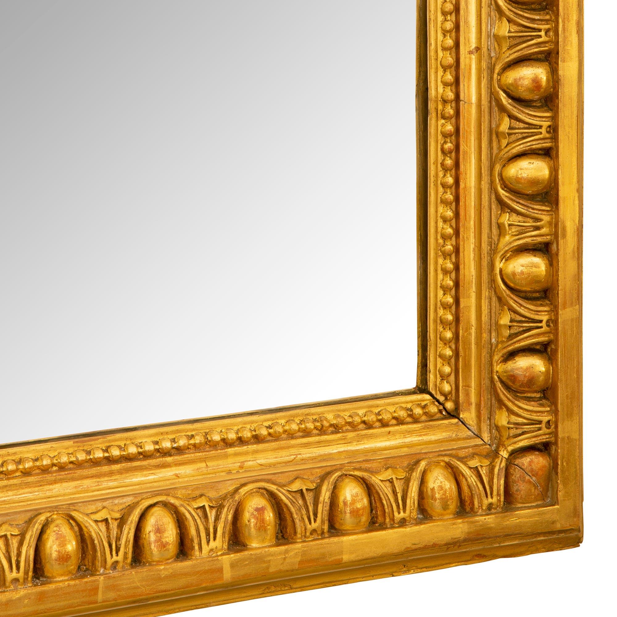 Paire de miroirs français en bois doré de style Louis XVI du milieu du XIXe siècle en vente 4