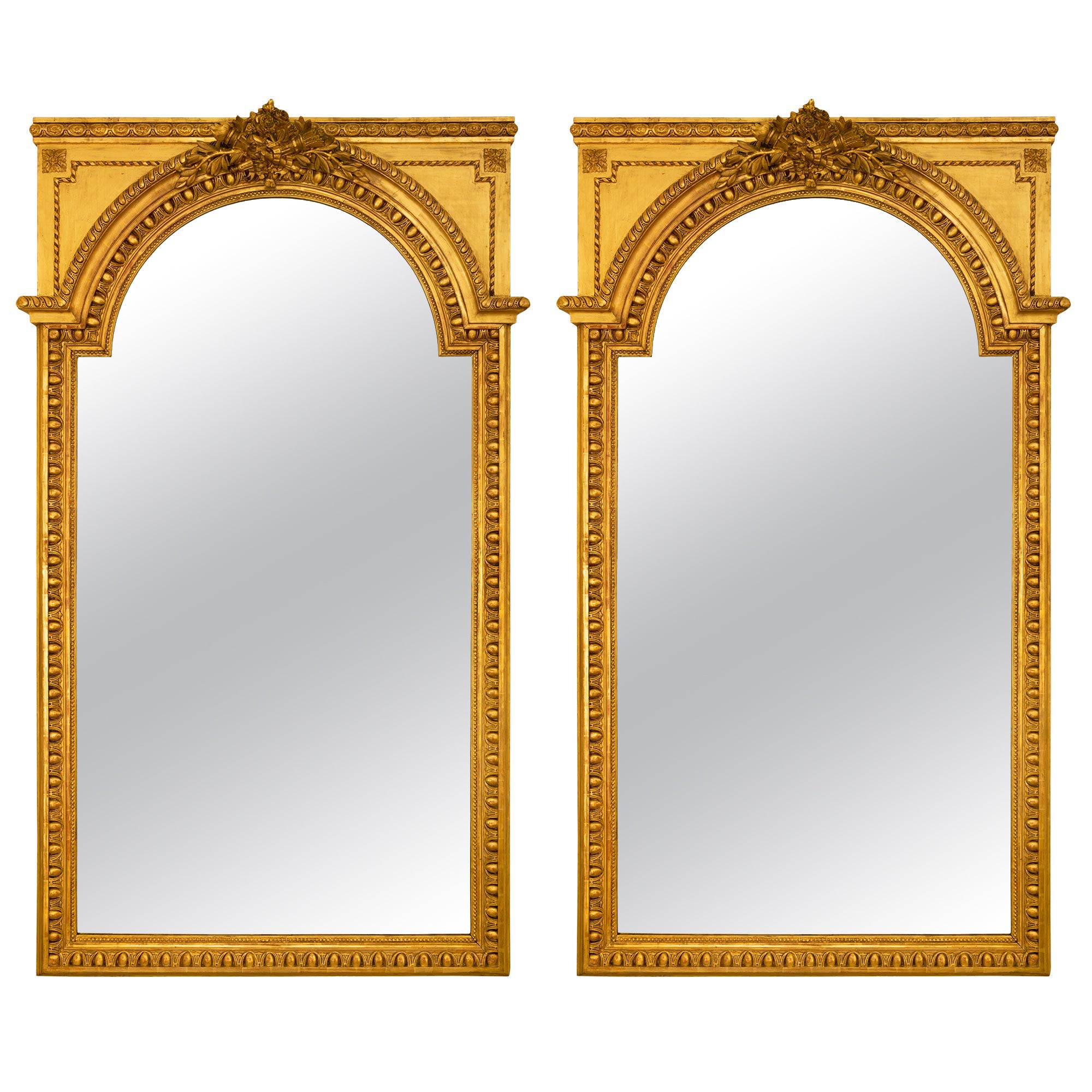 Pareja de espejos franceses de madera dorada estilo Luis XVI de mediados del siglo XIX