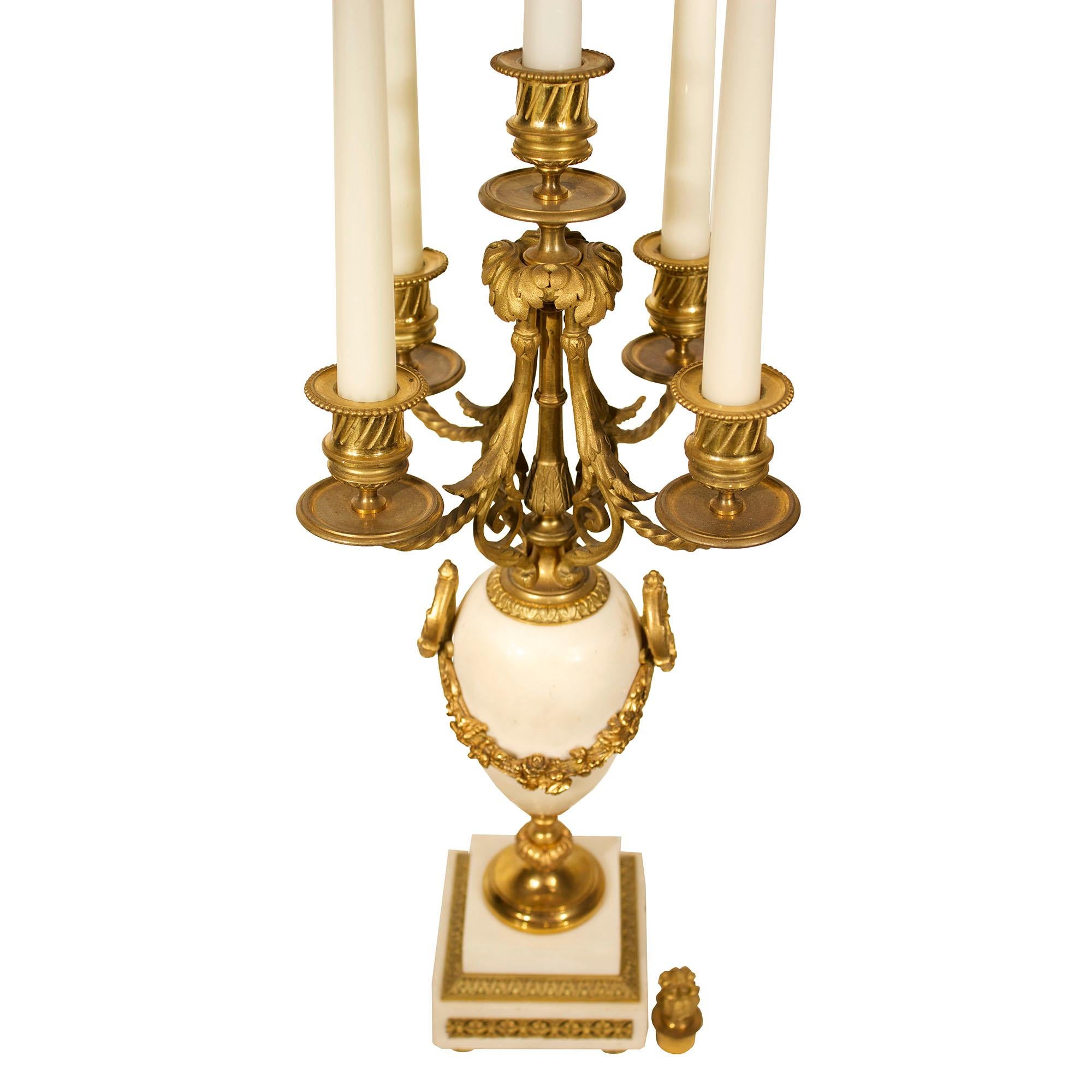 Français Paire de candélabres français de style Louis XVI en marbre et bronze doré du milieu du XIXe siècle en vente