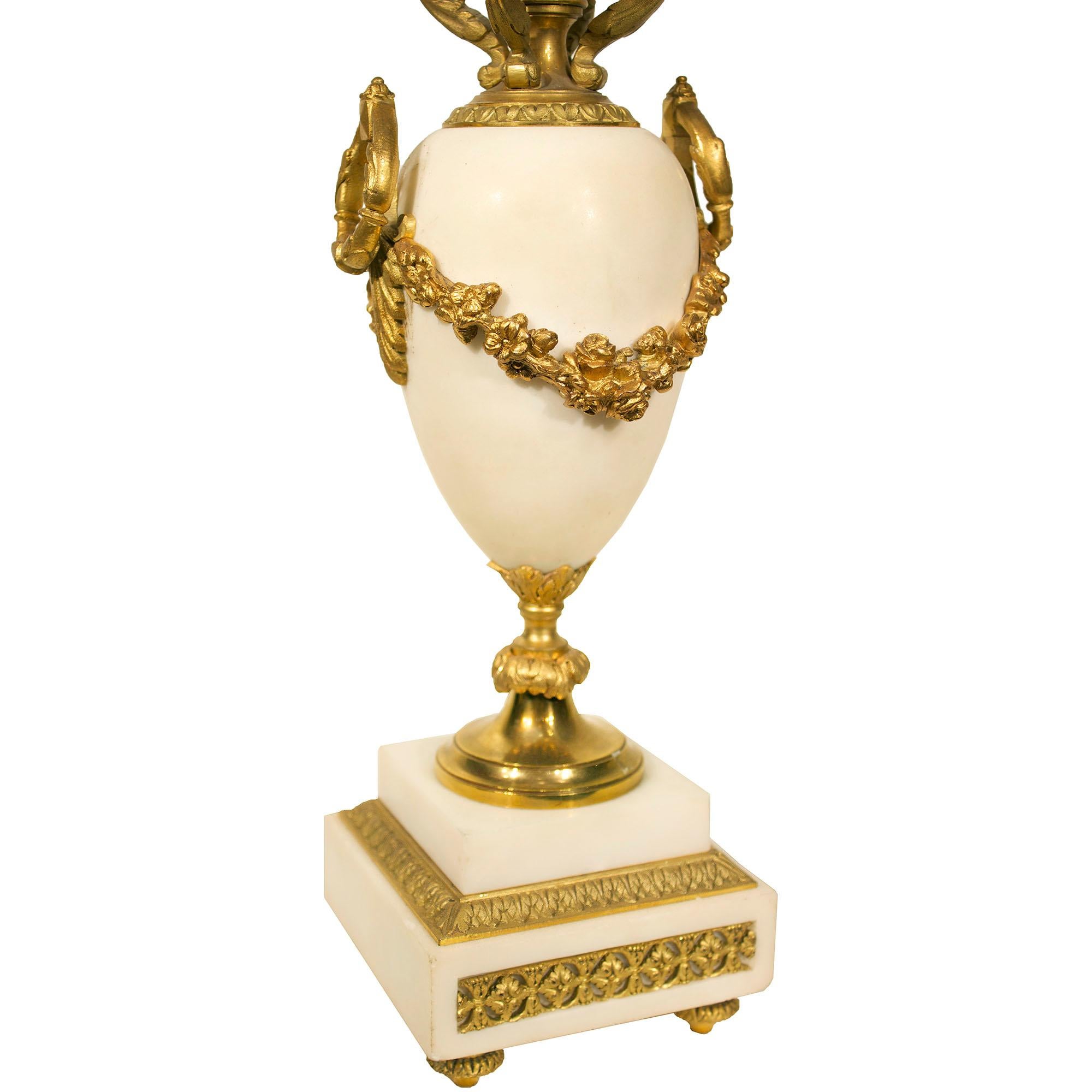 Bronze doré Paire de candélabres français de style Louis XVI en marbre et bronze doré du milieu du XIXe siècle en vente