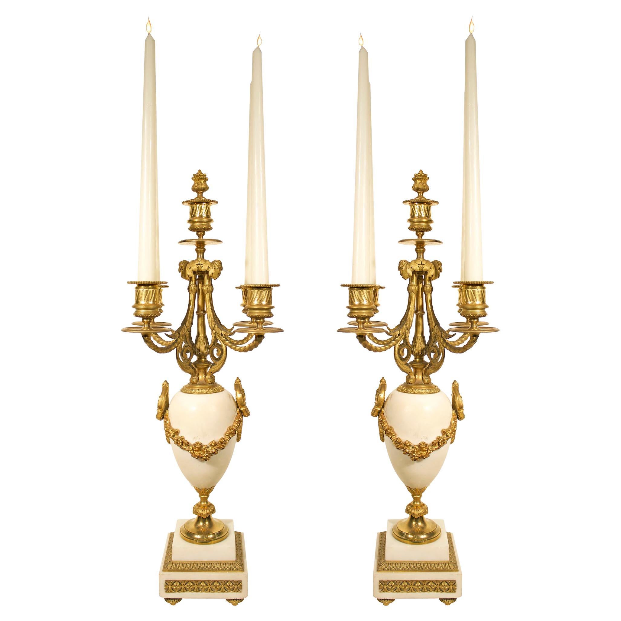 Paire de candélabres français de style Louis XVI en marbre et bronze doré du milieu du XIXe siècle
