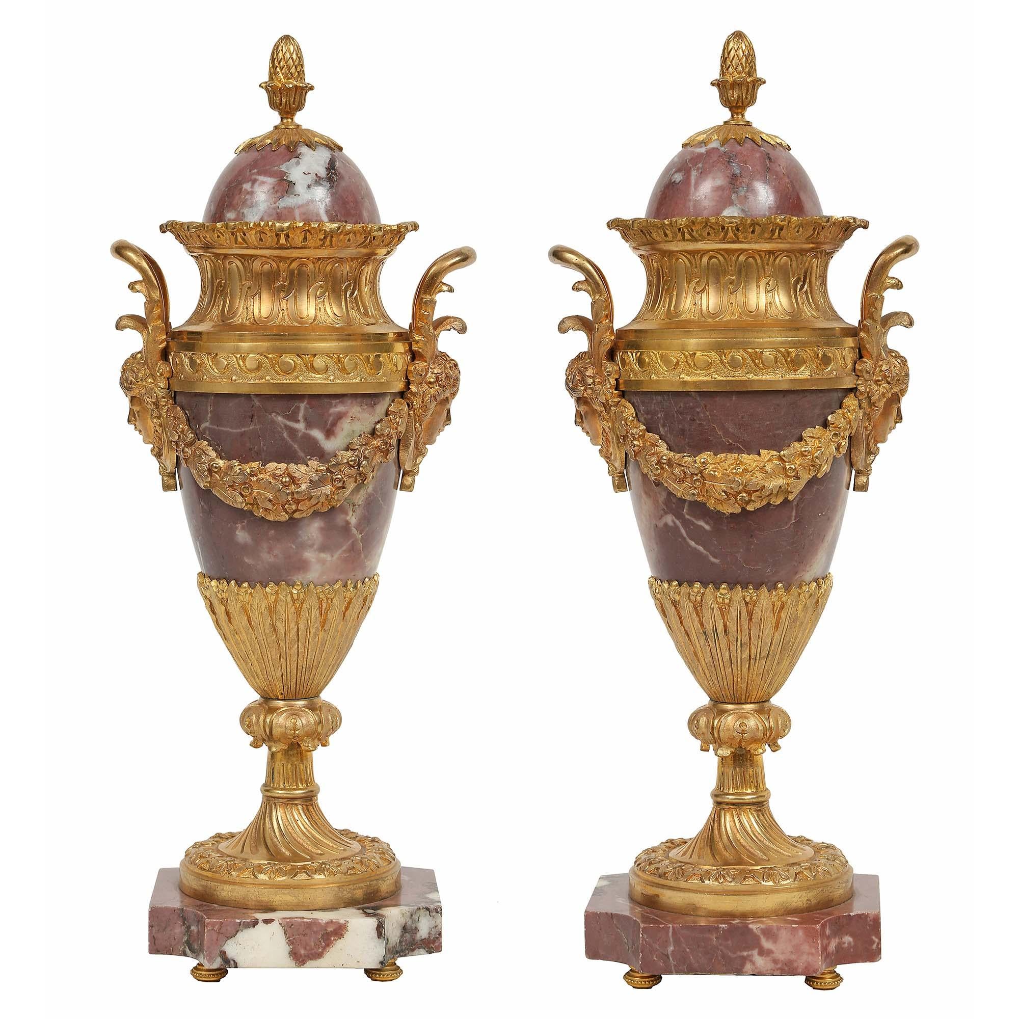 Une très belle paire de cassolettes françaises du milieu du 19ème siècle, de style Louis XVI, en bréchet, violette et bronze doré. La paire est surélevée par d'exquis supports en topie ormolu. Au-dessus se trouve une étonnante base en marbre de