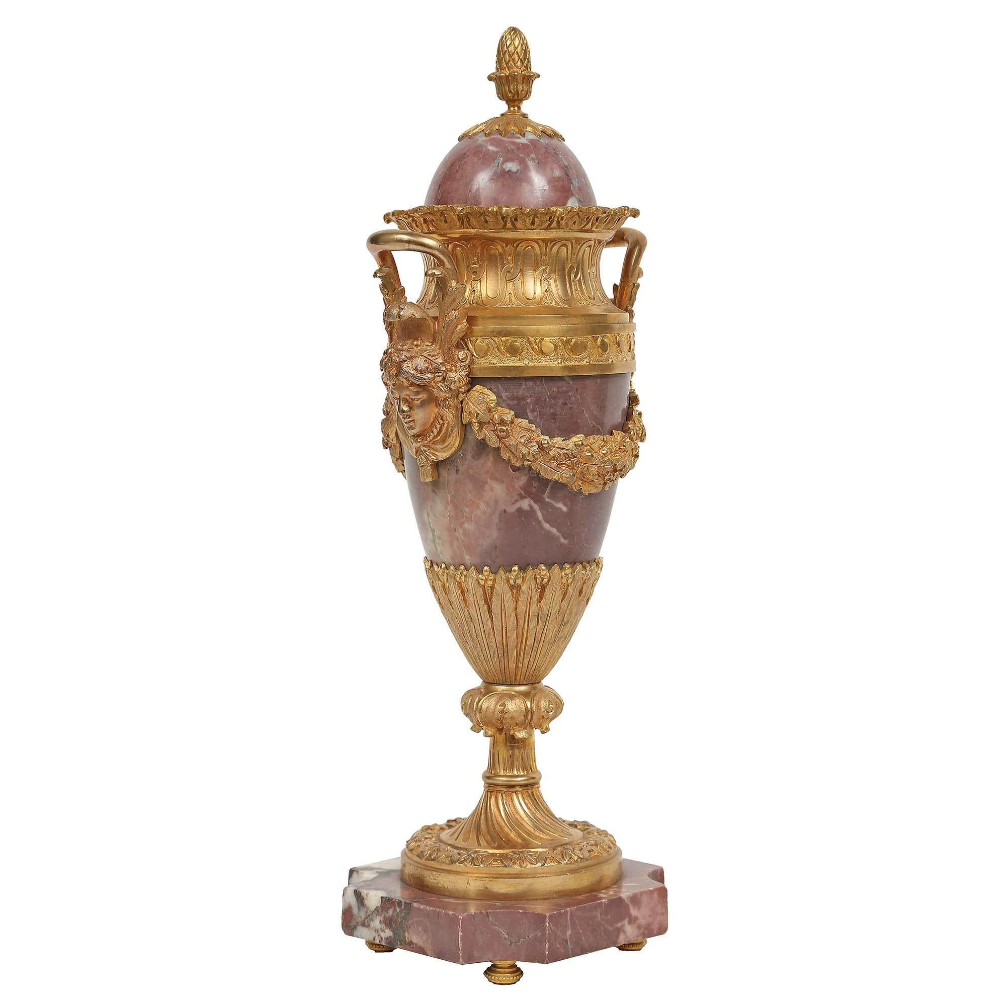 Français Paire de Cassolettes françaises de style Louis XVI du milieu du XIXe siècle en marbre et bronze doré en vente