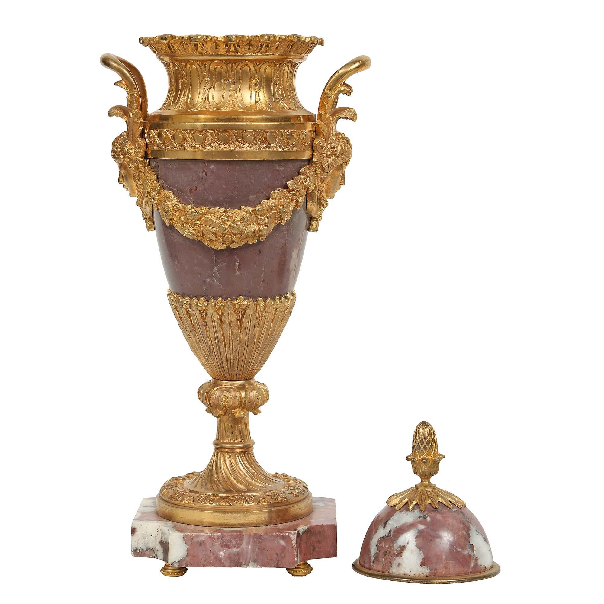 Bronze doré Paire de Cassolettes françaises de style Louis XVI du milieu du XIXe siècle en marbre et bronze doré en vente