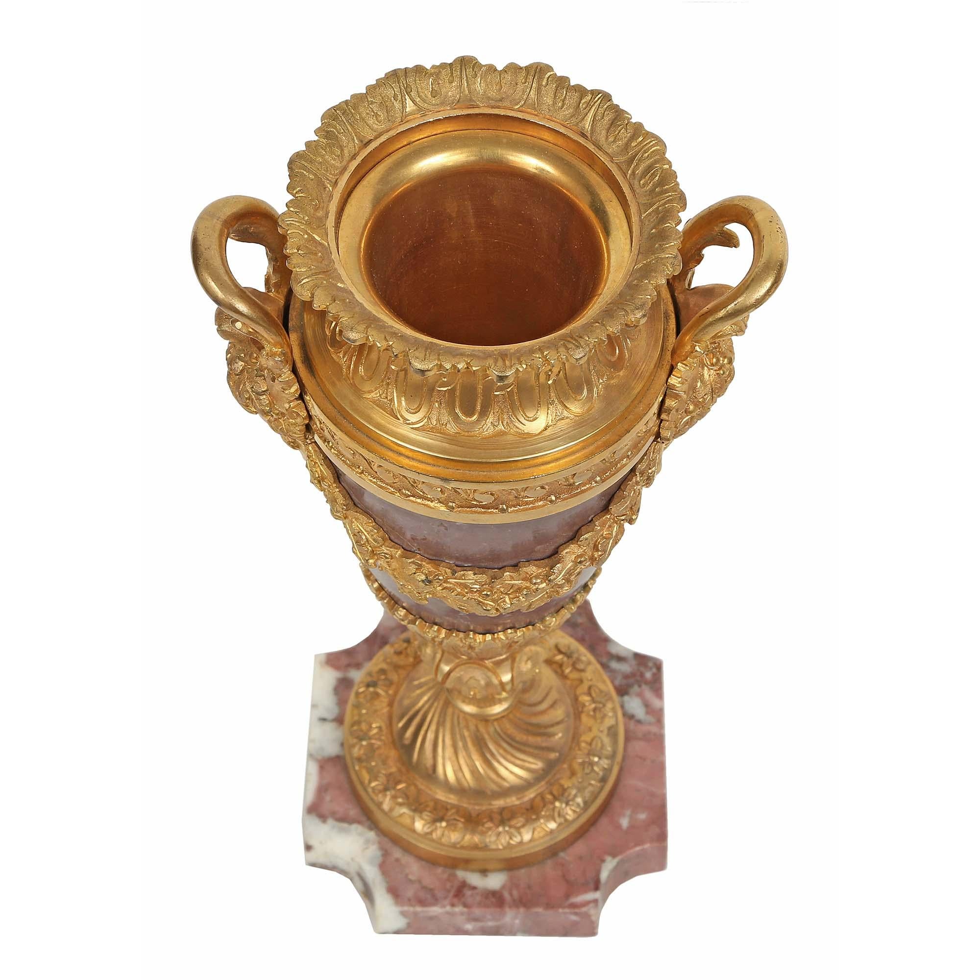 Paar französische Marmor- und Goldbronze-Kaskasolen im Louis-XVI-Stil aus der Mitte des 19. Jahrhunderts im Angebot 1