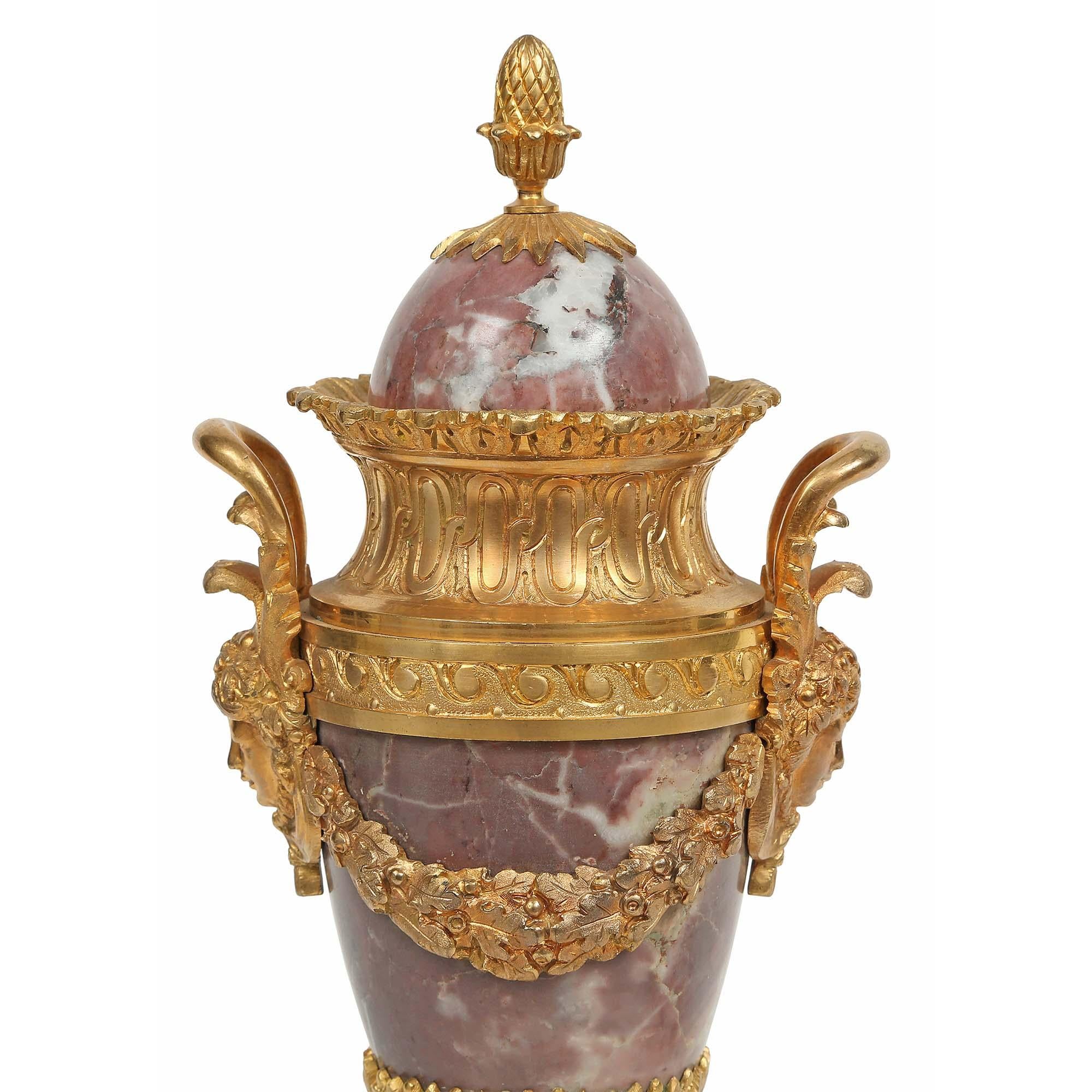 Paire de Cassolettes françaises de style Louis XVI du milieu du XIXe siècle en marbre et bronze doré en vente 2