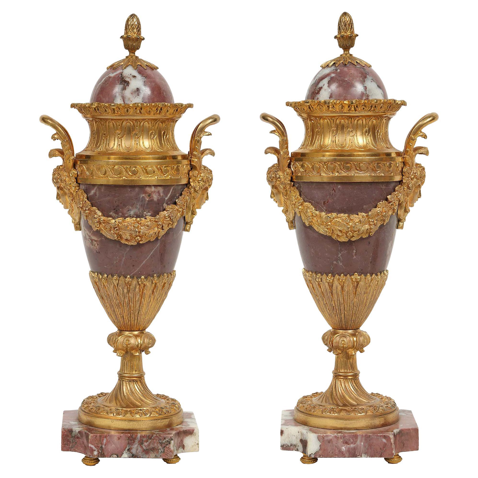 Paire de Cassolettes françaises de style Louis XVI du milieu du XIXe siècle en marbre et bronze doré