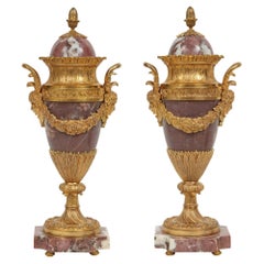 Paire de Cassolettes françaises de style Louis XVI du milieu du XIXe siècle en marbre et bronze doré